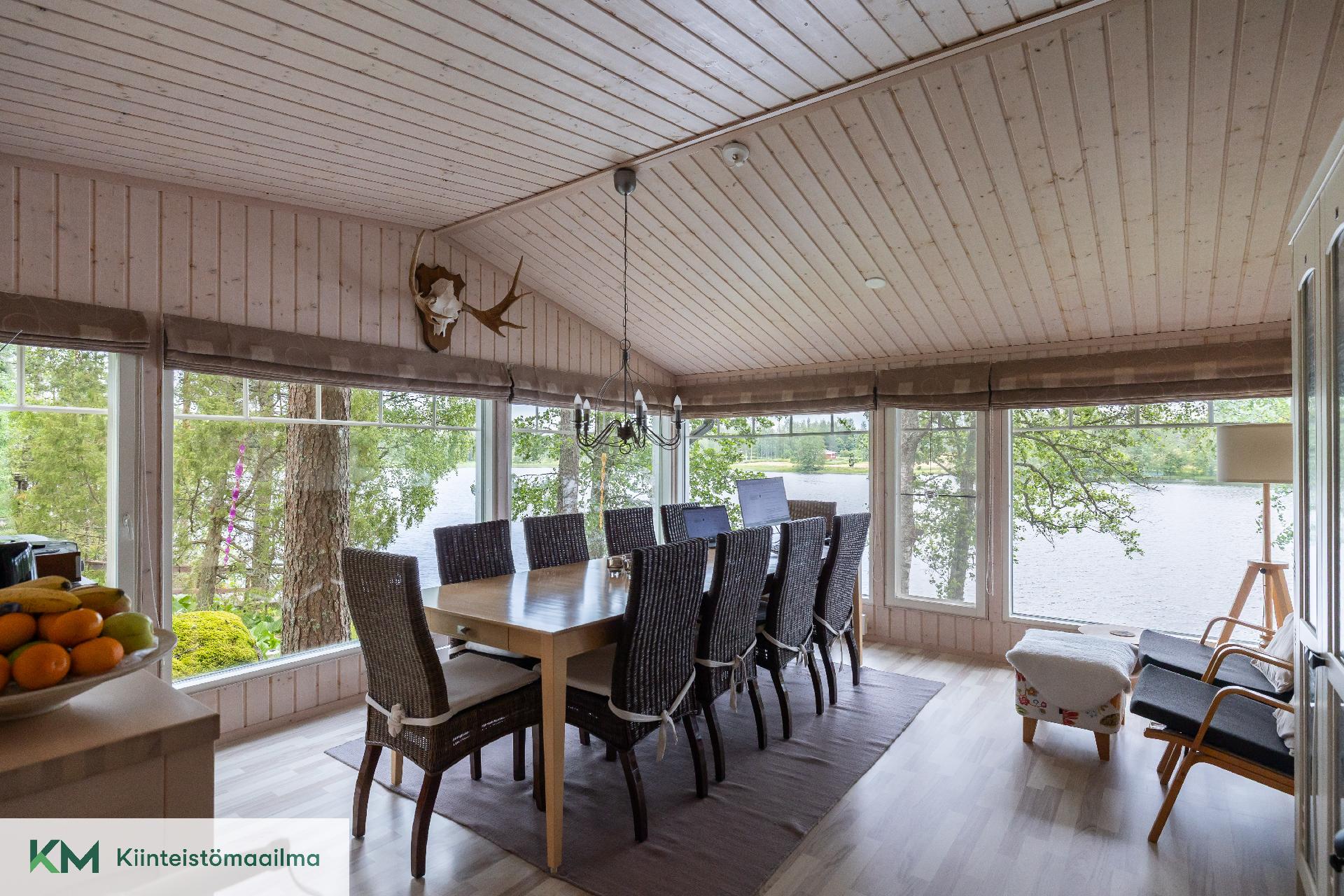 Ruokailu- / aurinkohuone laajennettu 2005