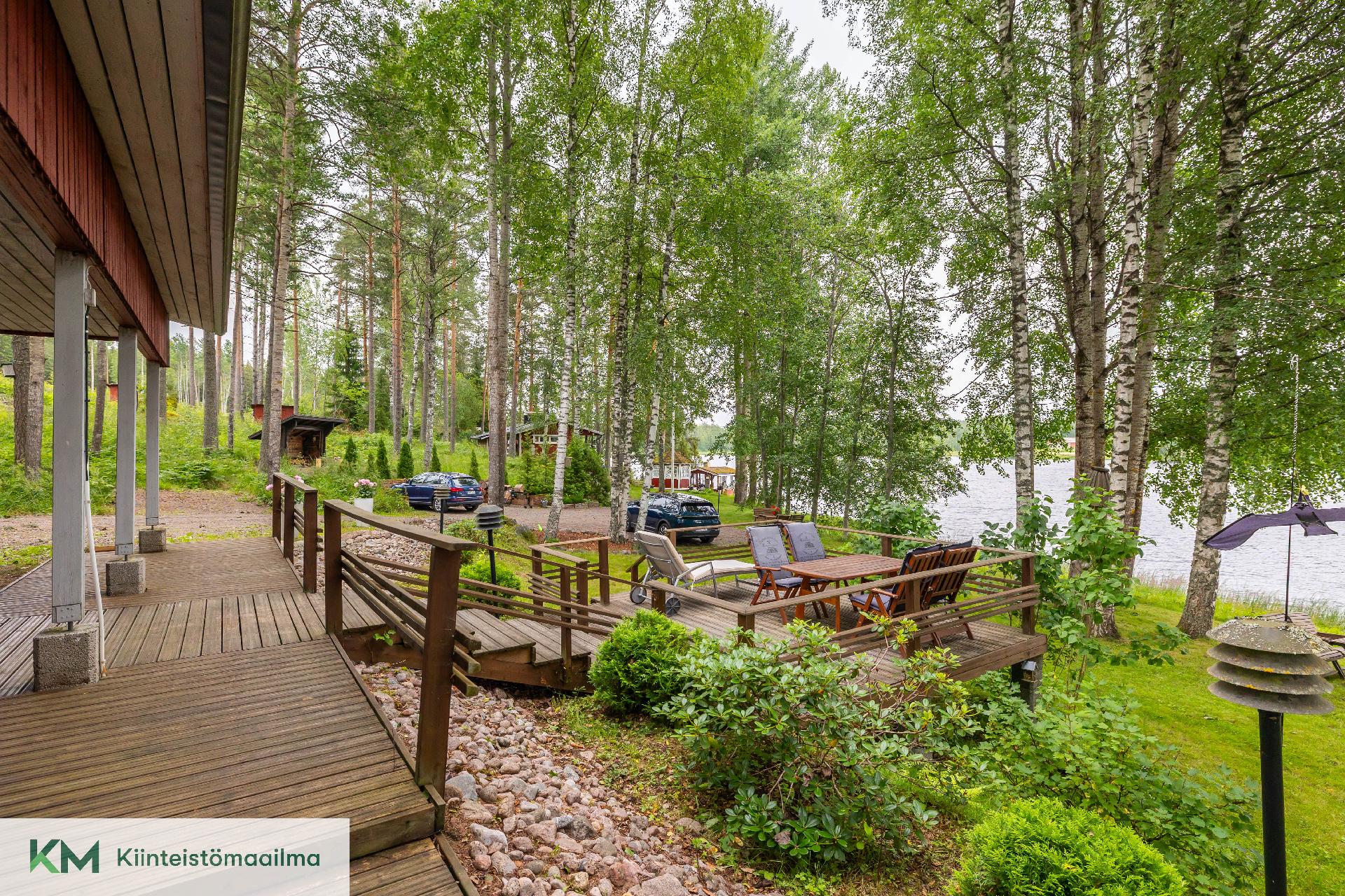 Viihtyisä oleskeluryhmä alamökin edustalla