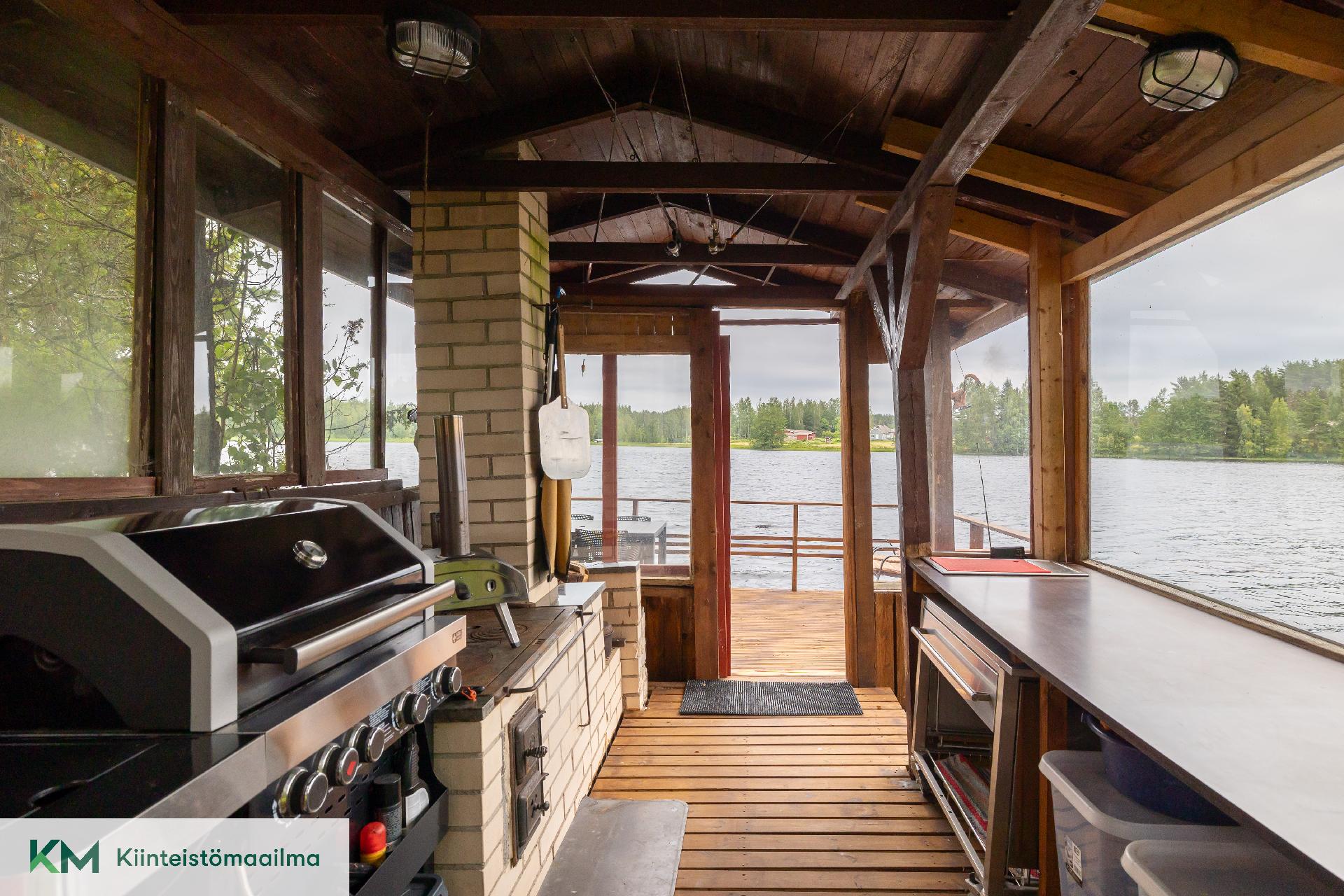 Huvimajassa ja kesäkeittiössä sähköt