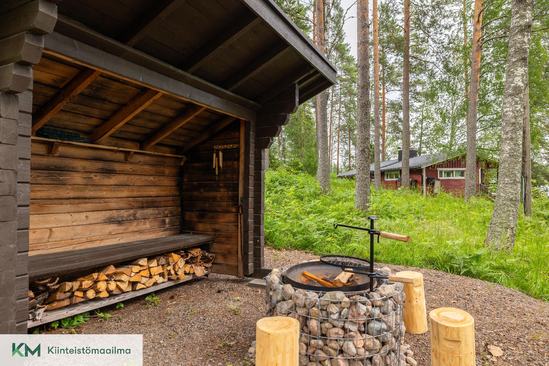 Laavu ja nuotiopaikka tarjoavat viihtyisän ympäristön tulilla istuskeluun