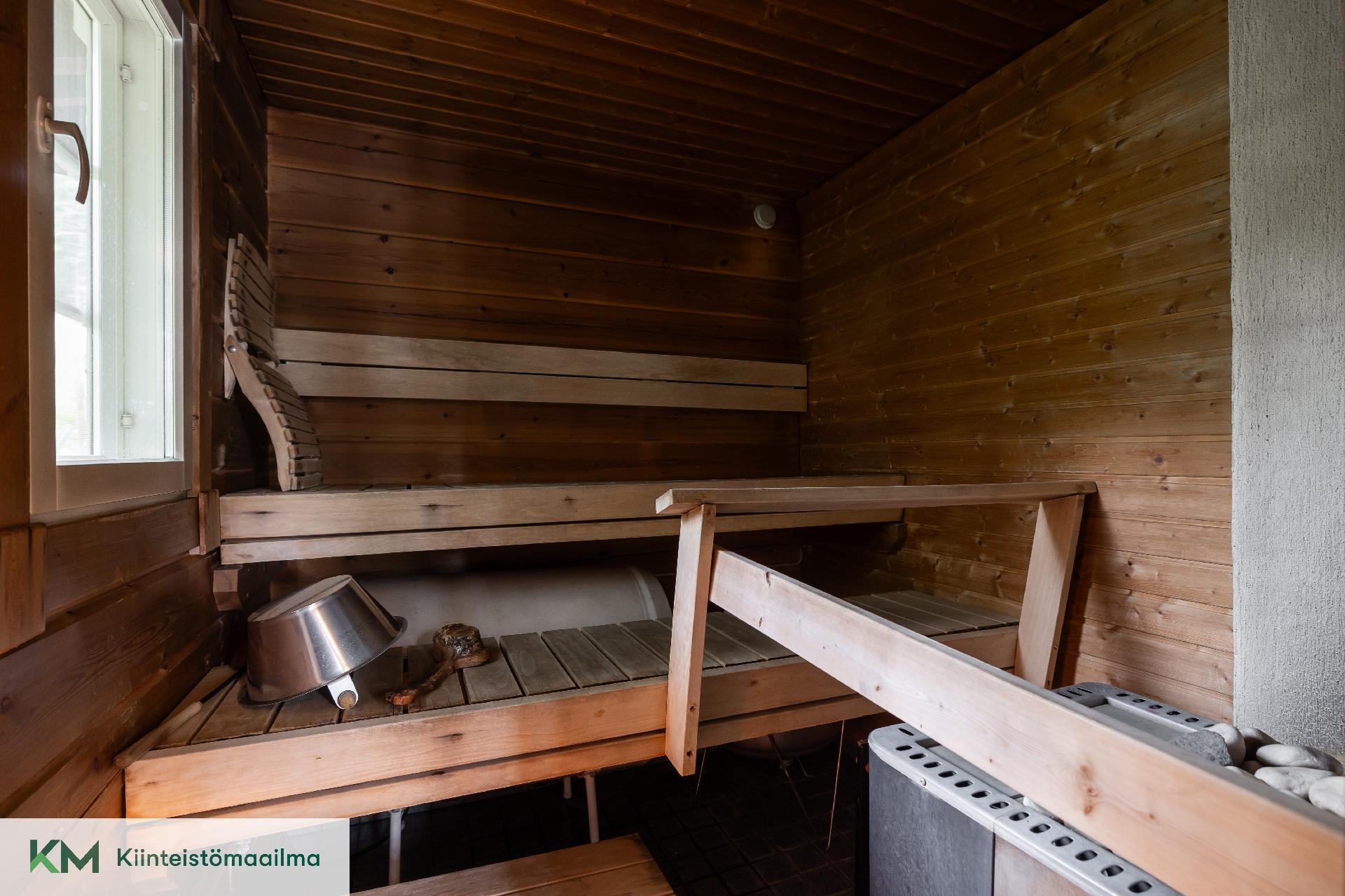 Saunassa perinteinen puukiuas