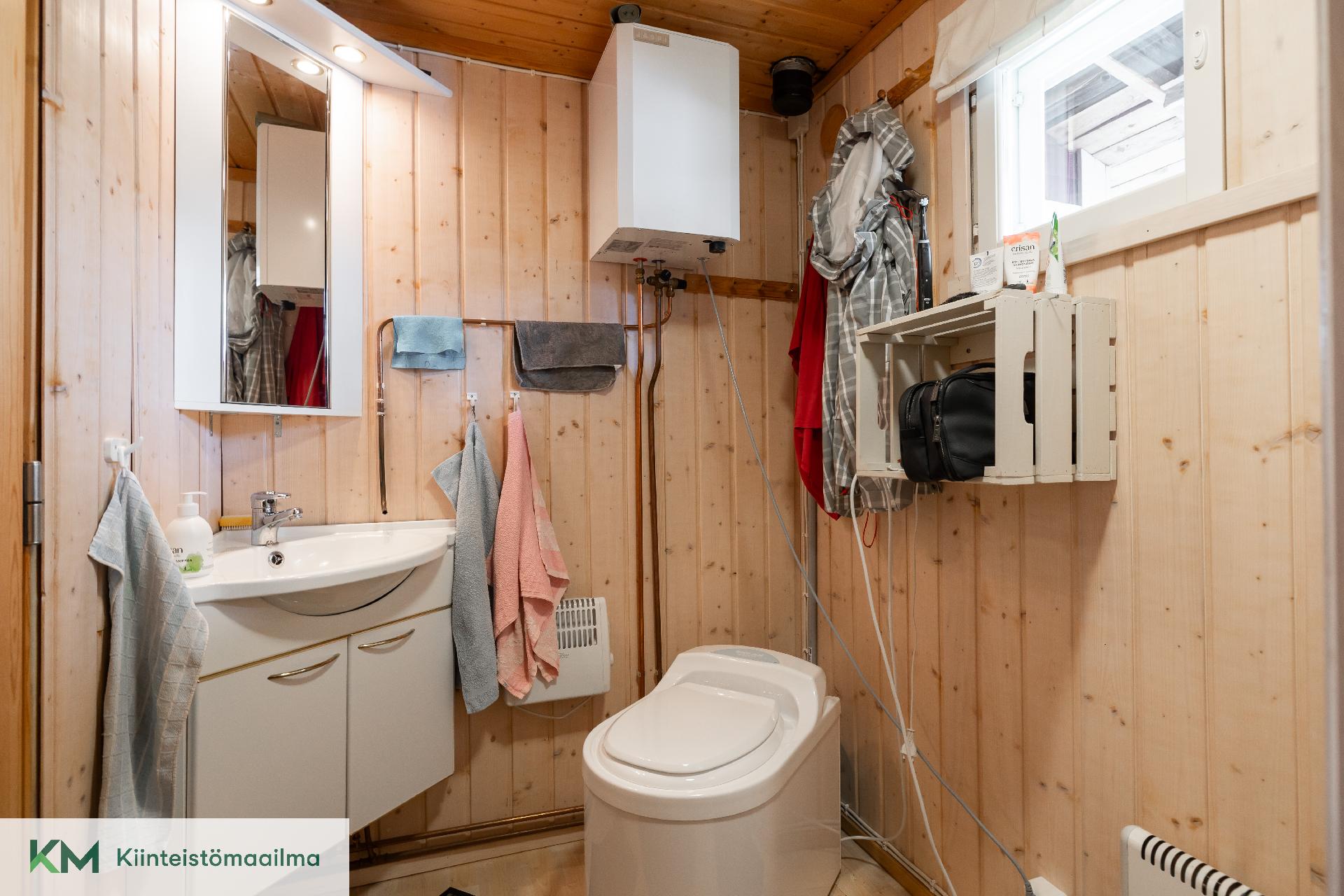 Päämökissä erillinen wc