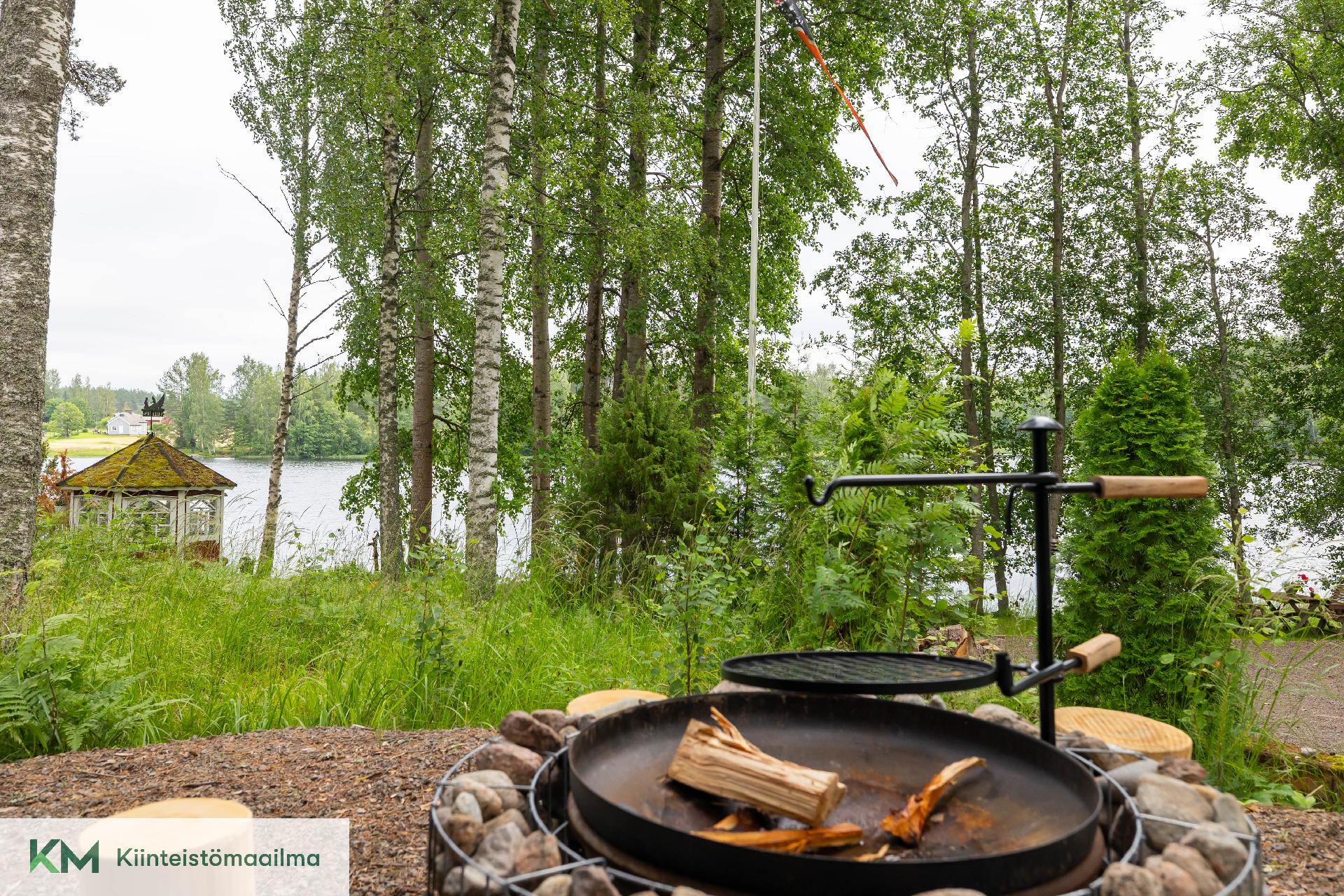 Laavulla nuotiopaikka