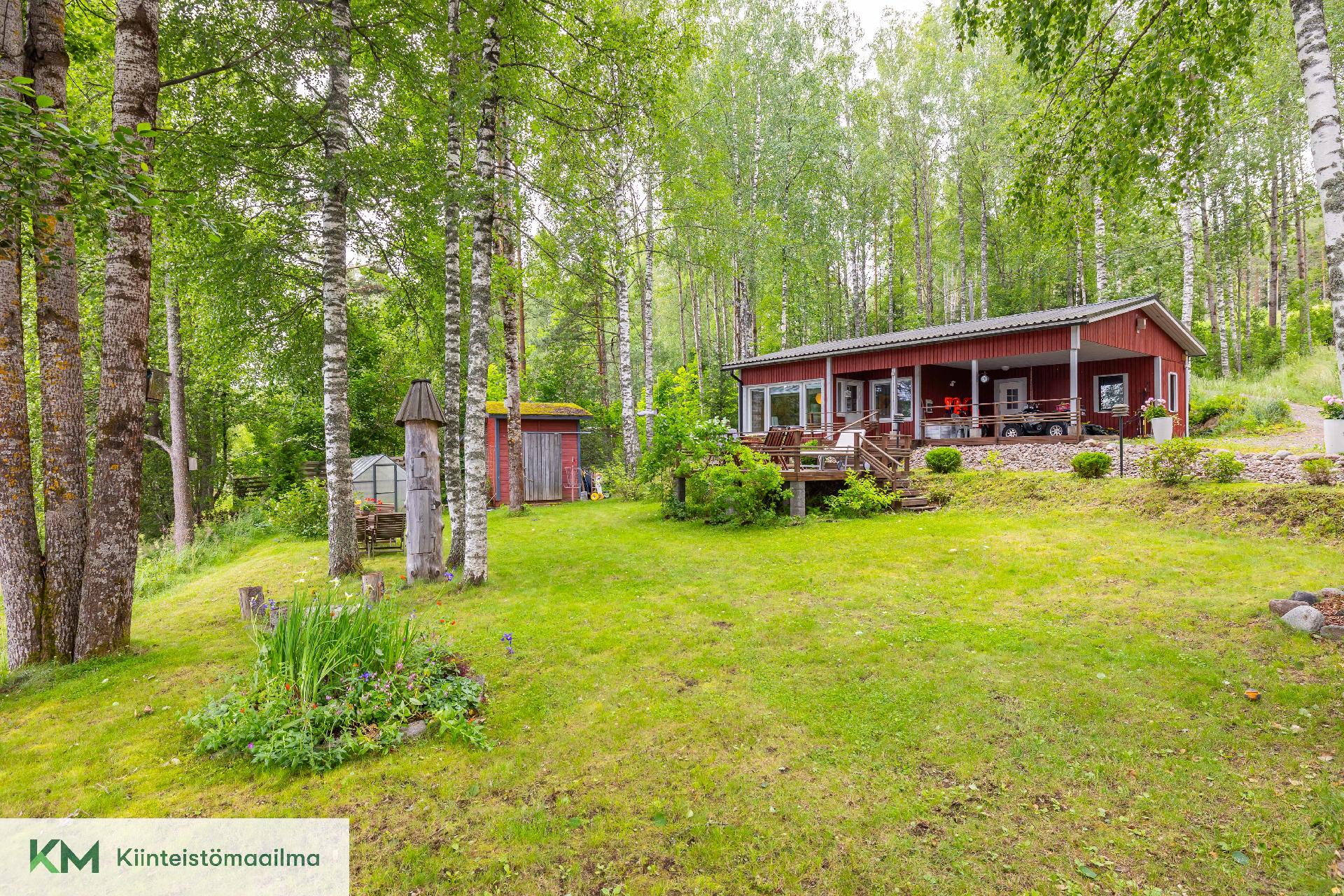 Päämökki on valmistunut 1972, laajennettu 1987