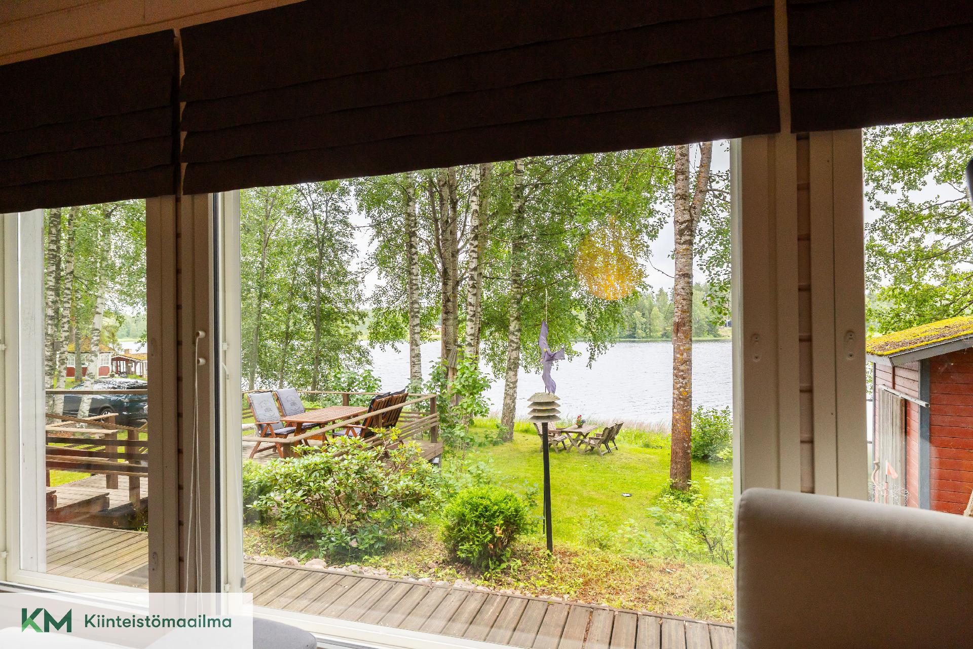 Näkymä alamökistä järvelle