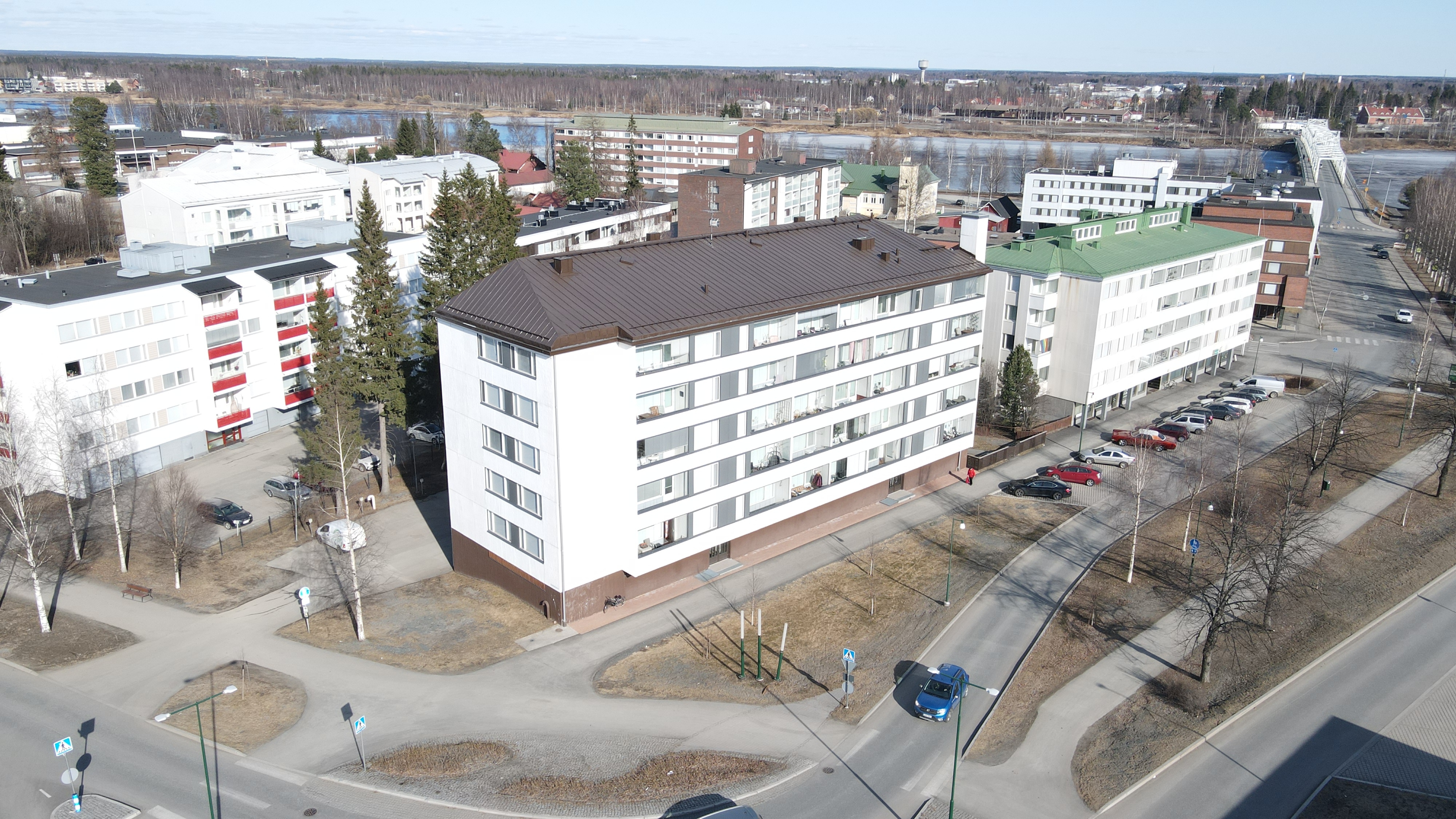 Huoneisto kolmeen suuntaan