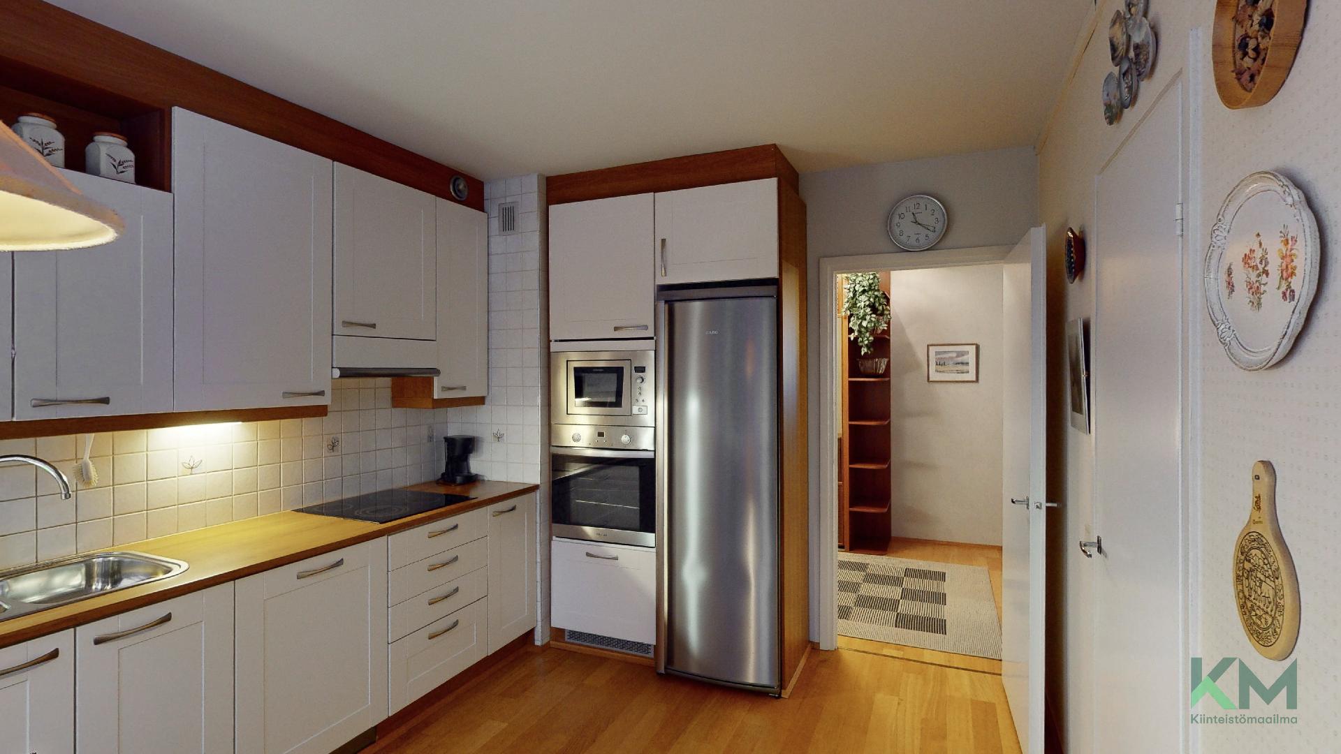 Keittiössä paljon säilytystilaa