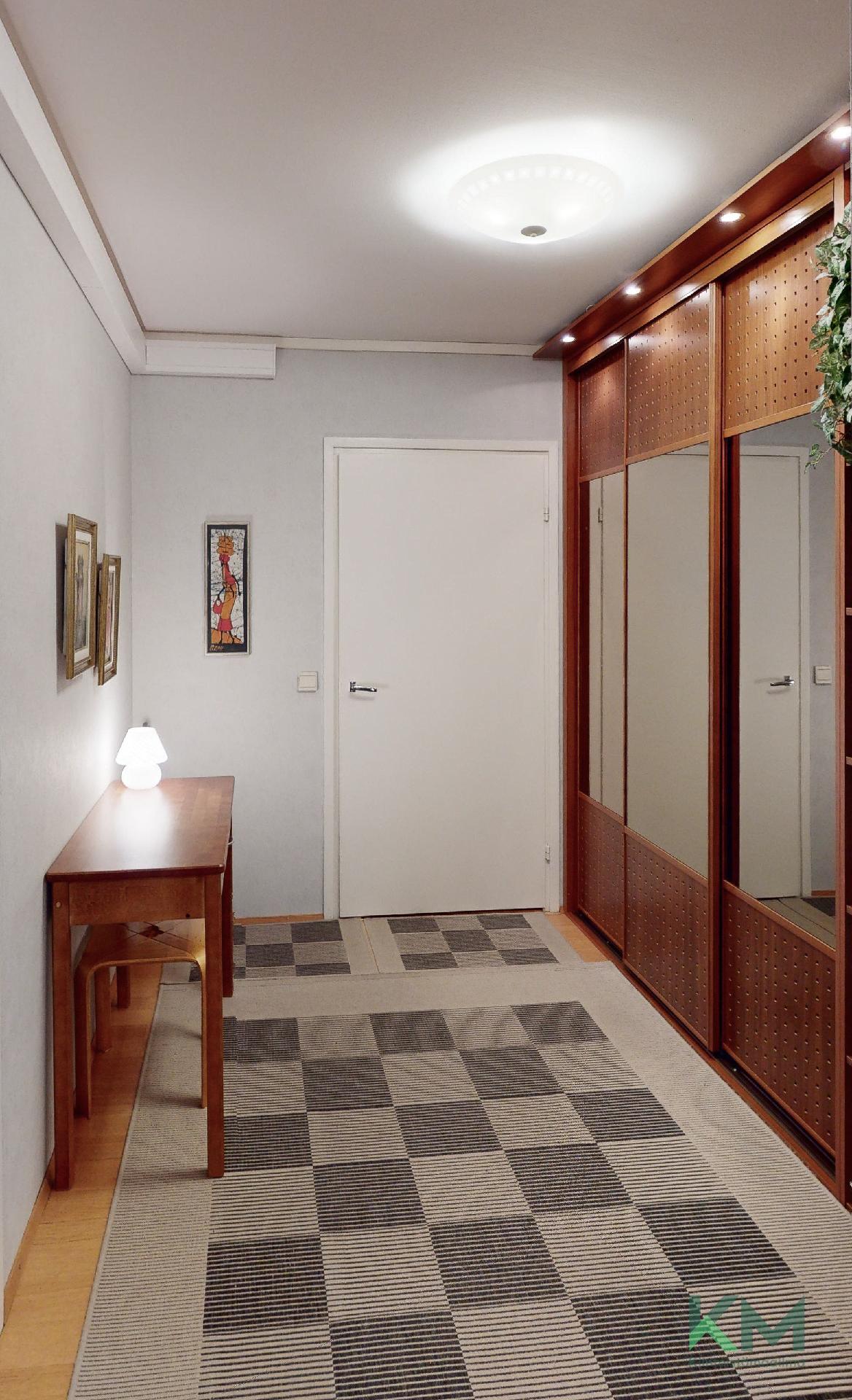 Eteisessä hyvät säilytystila