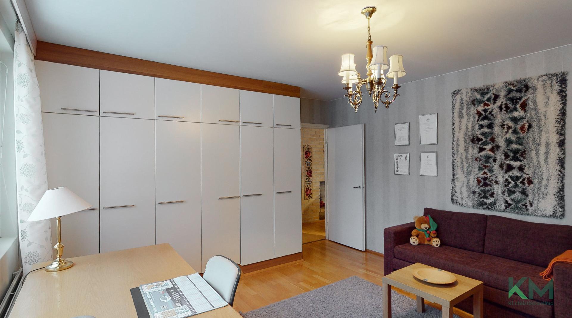 Työhuoneessa paljon kaappeja