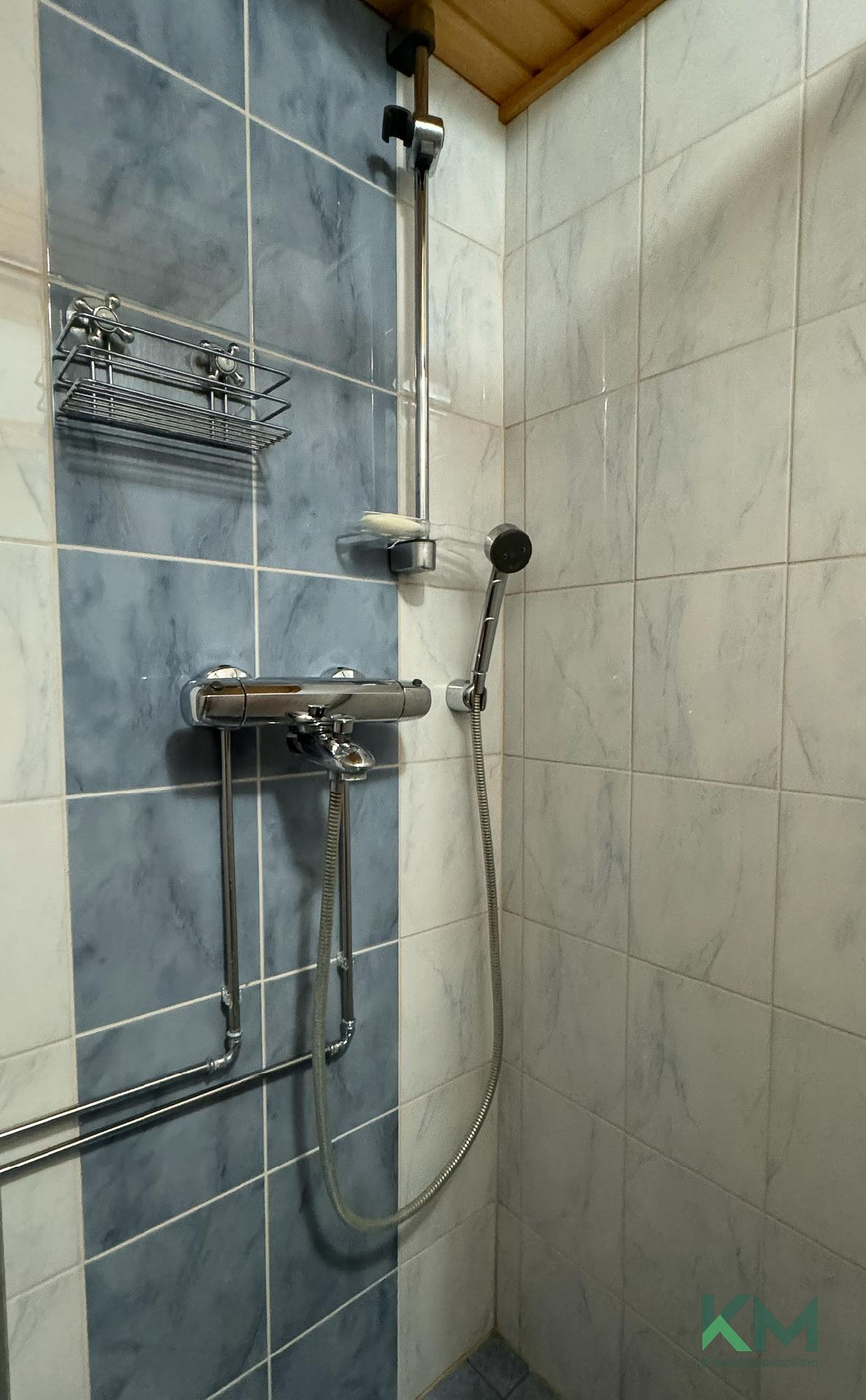 Laatoitettu pesuhuone