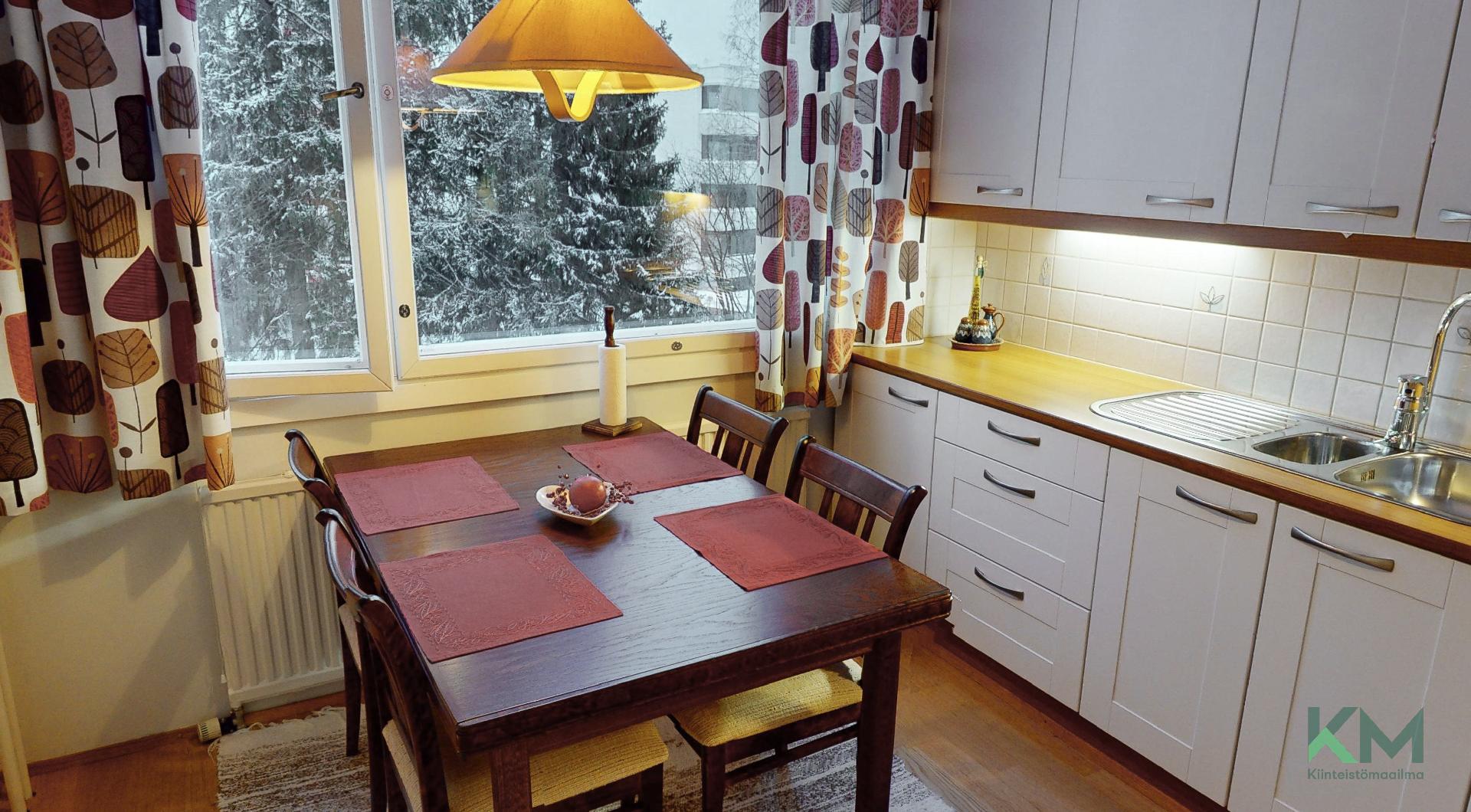 Keittiön ikkunaan metsäinen näkymä