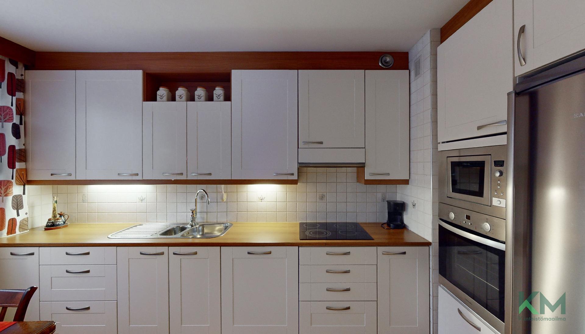 Keittiössä siistit kaapistot