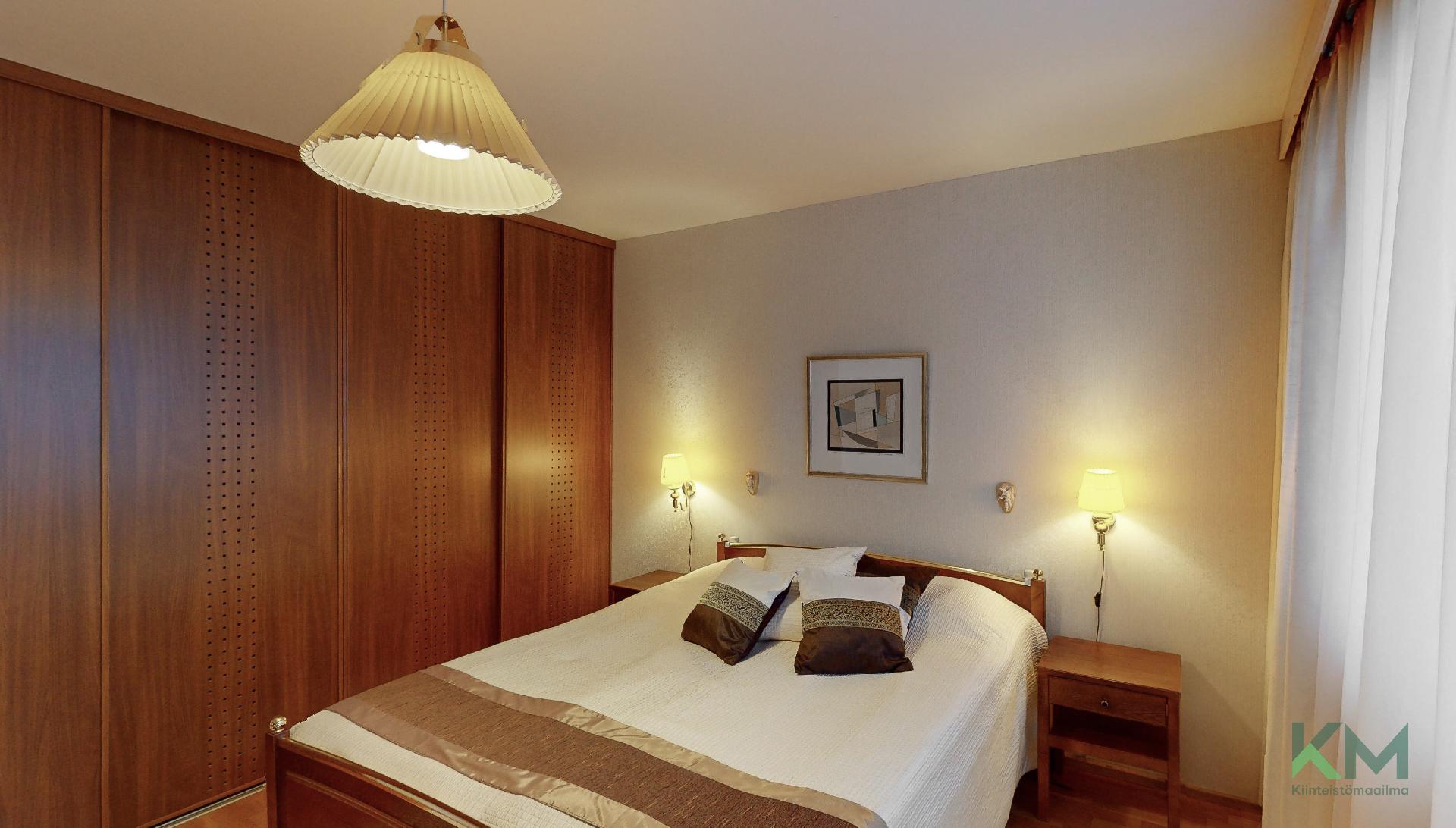 Makuuhuoneessa kaapistot