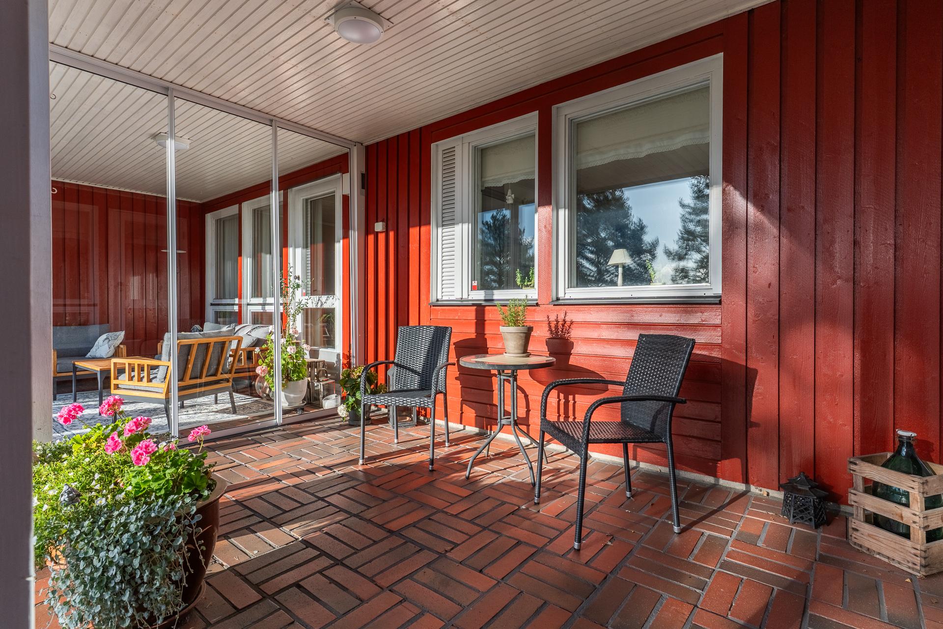 Katettu terassi ja lasiterassi