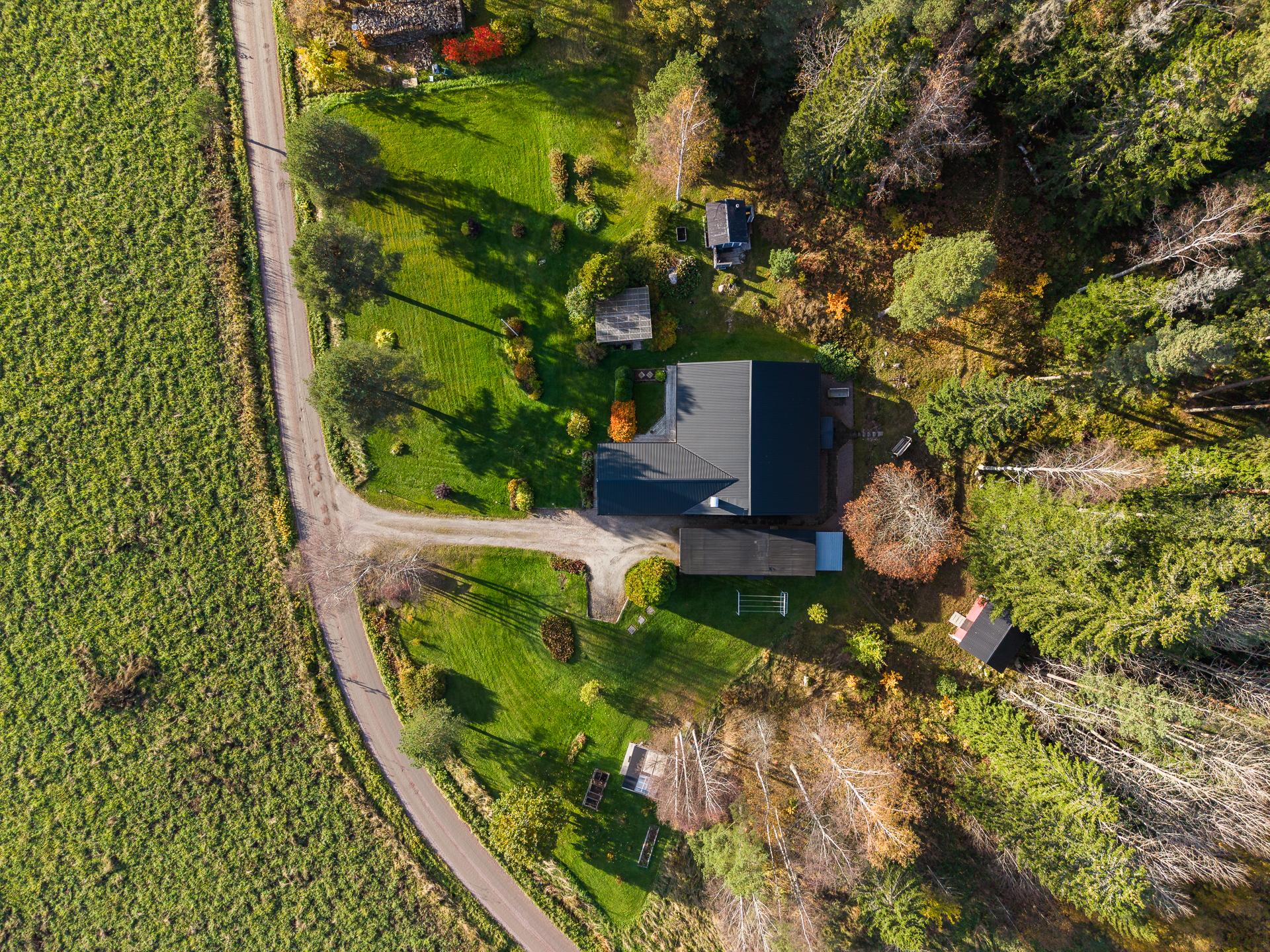 Ilmakuva pihapiiristä