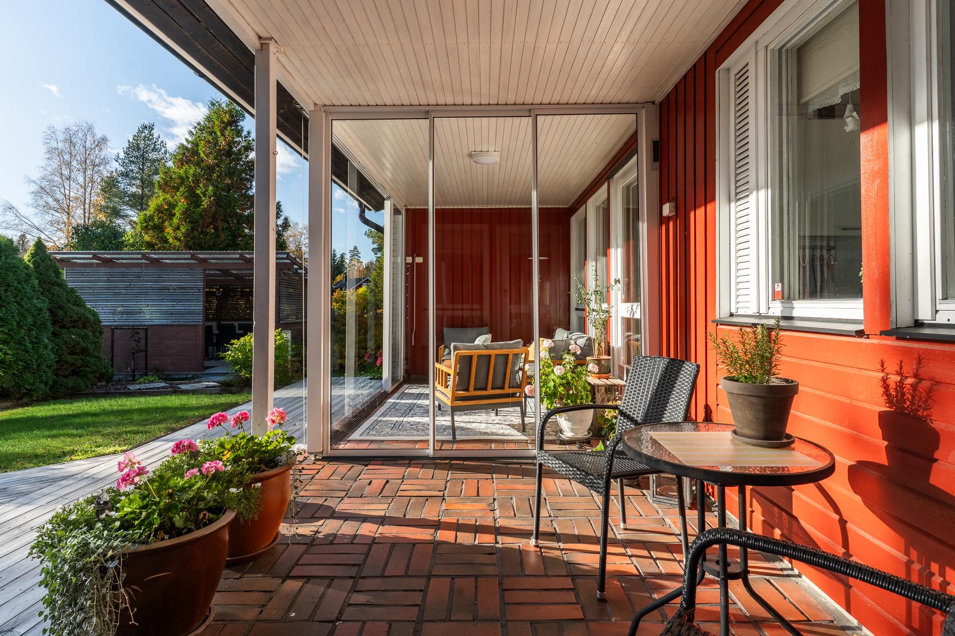 Katettua terassia ja lasiterassi