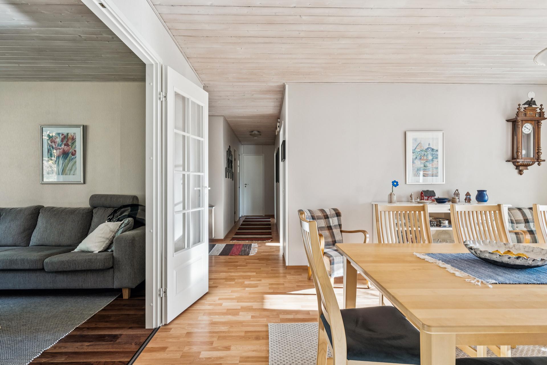 Tv-huone ja olohuone