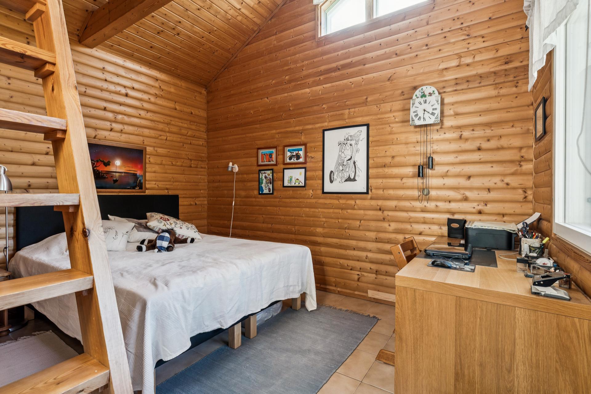 Vierasmakuuhuone ja parvi