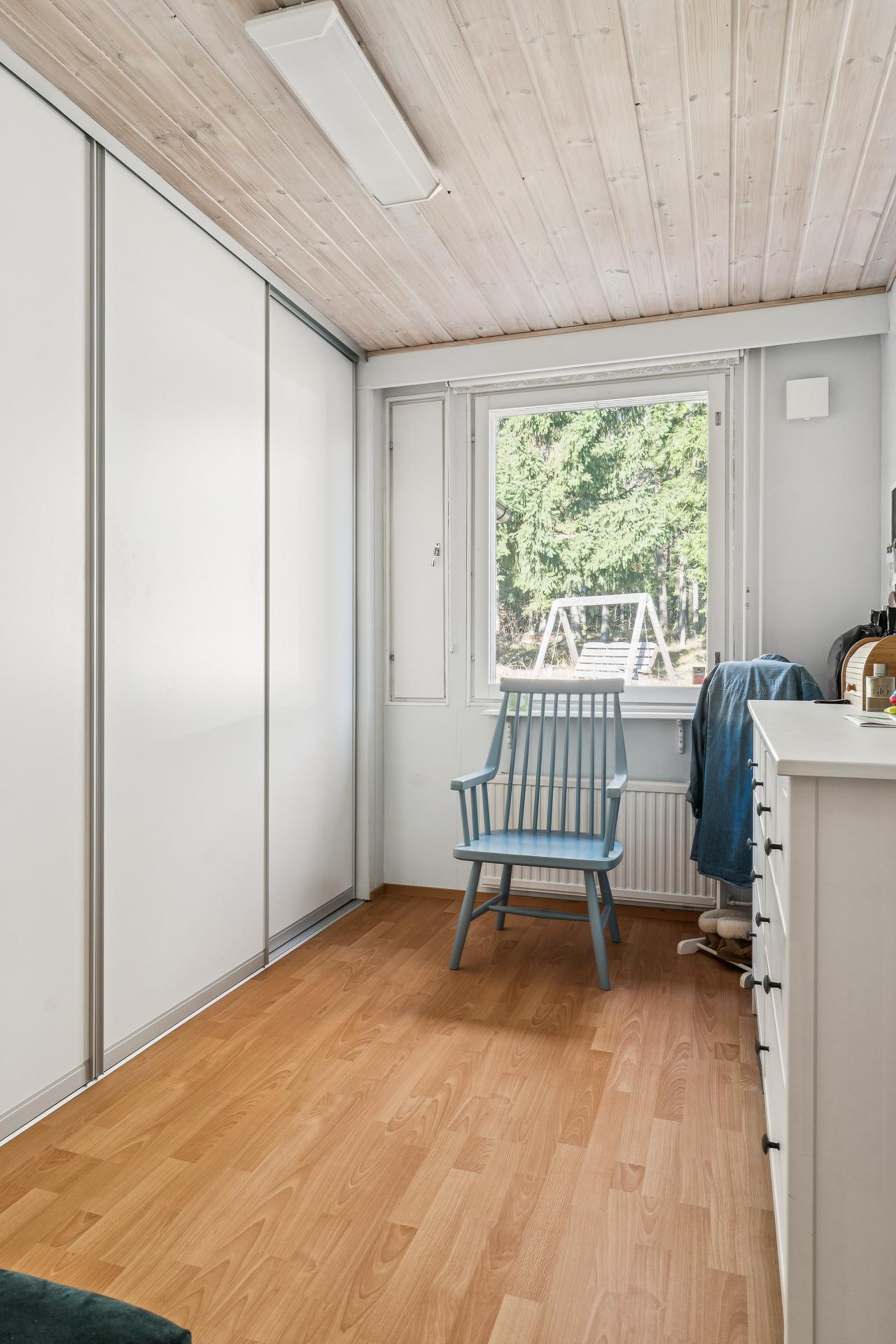 Makuuhuone/pukeutumishuone