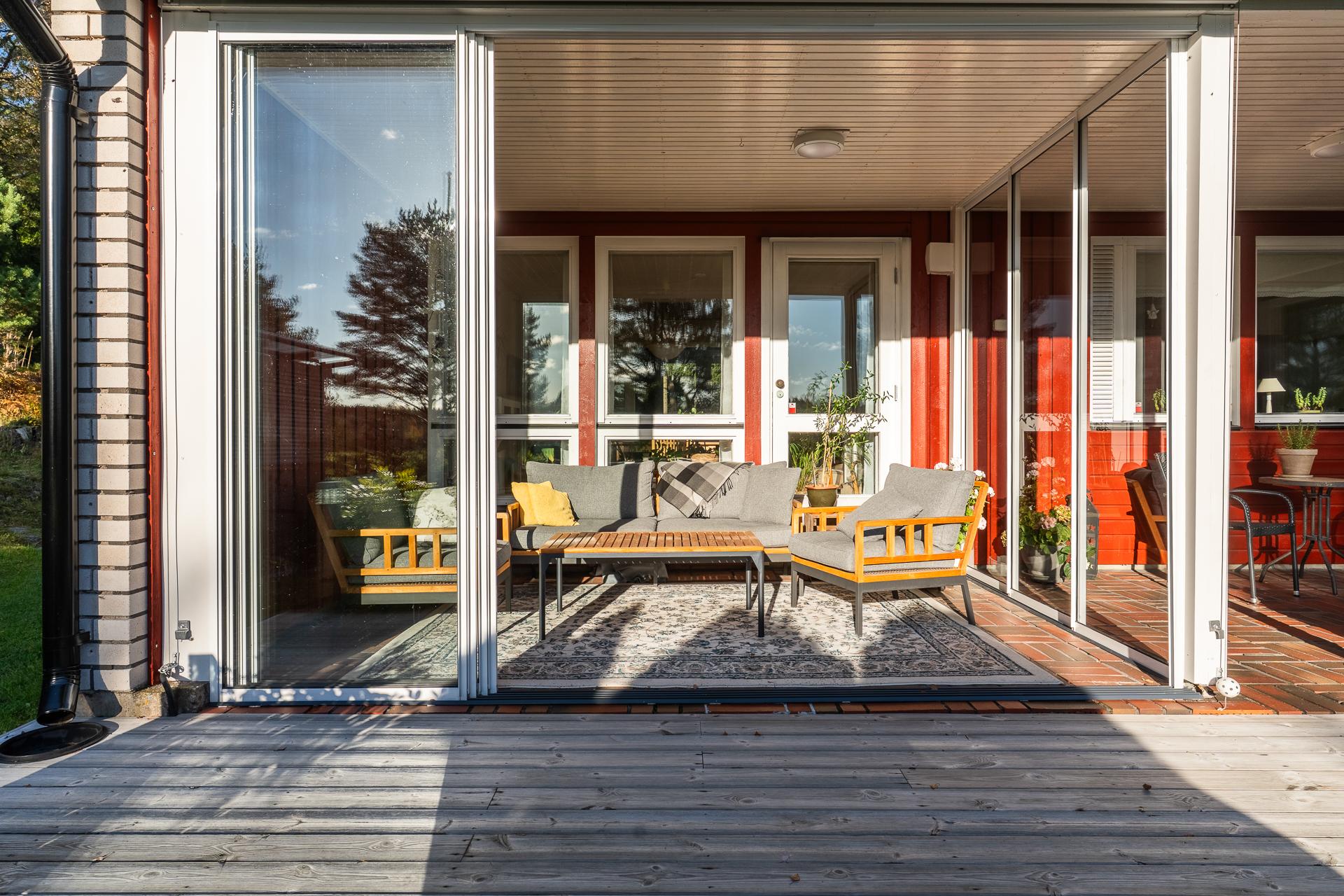 Avoterassi ja lasiterassi