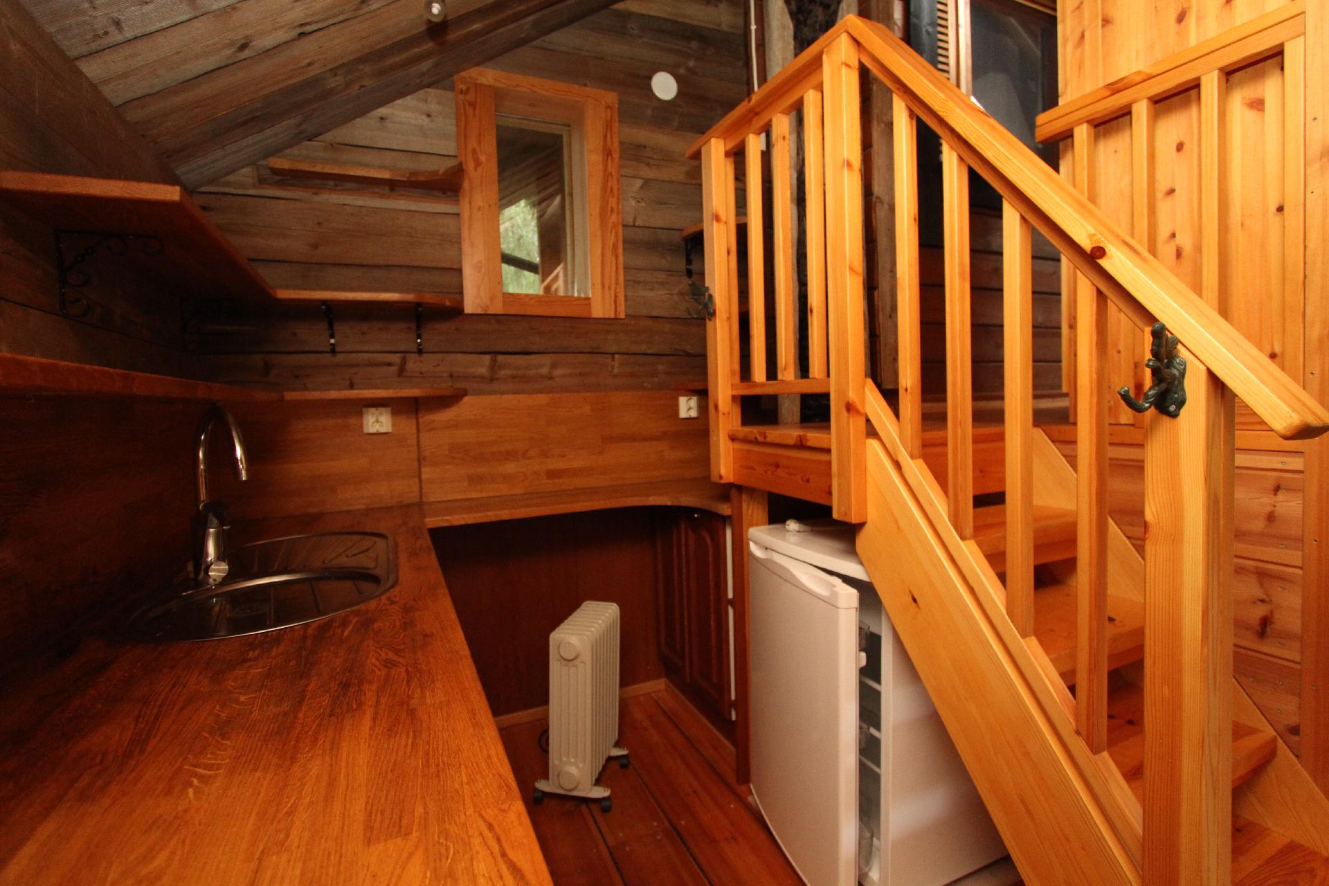 Keittiö ja käynti makuuhuoneeseen ja saunatiloihin