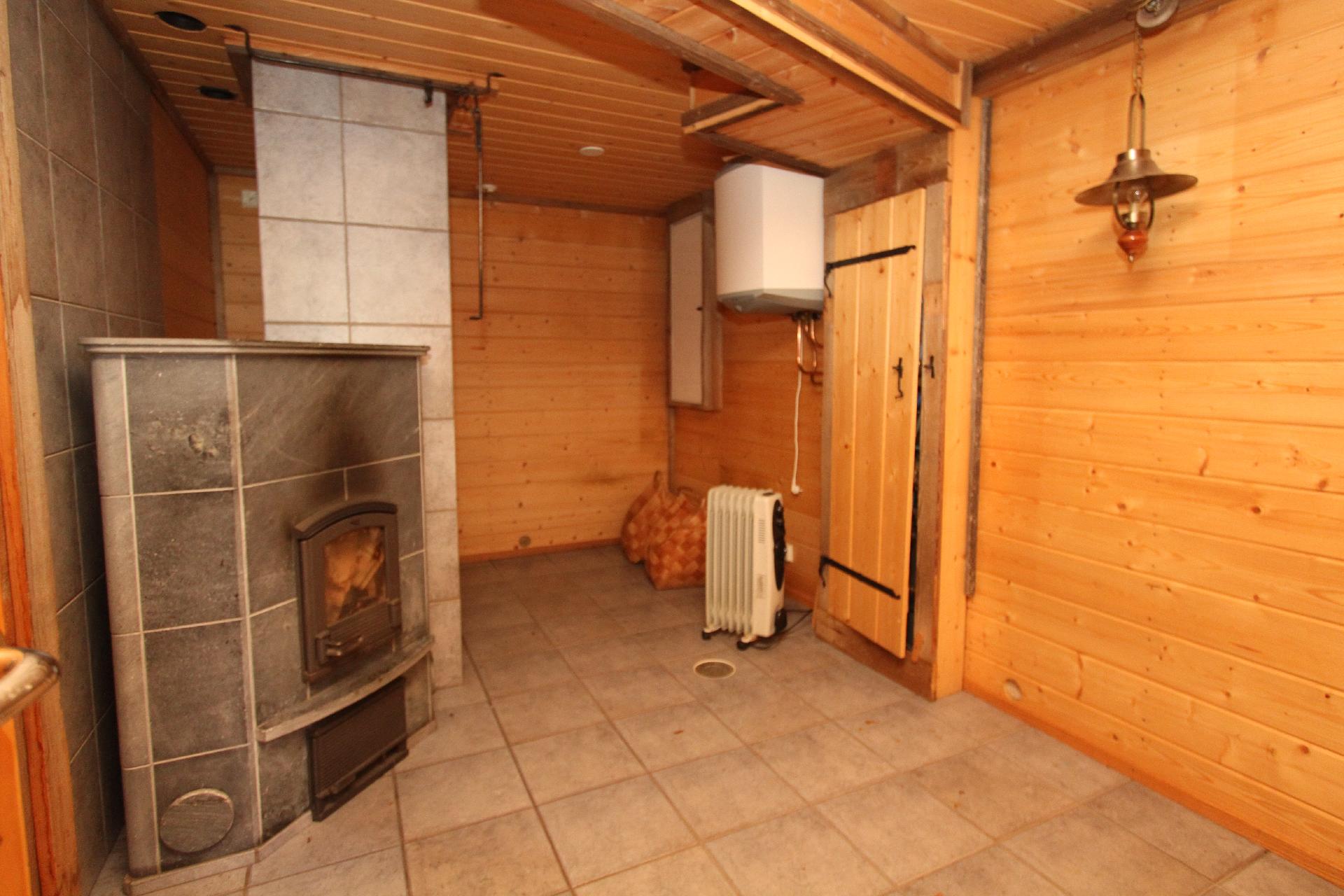 Alakerran huone, jossa toinen takoista