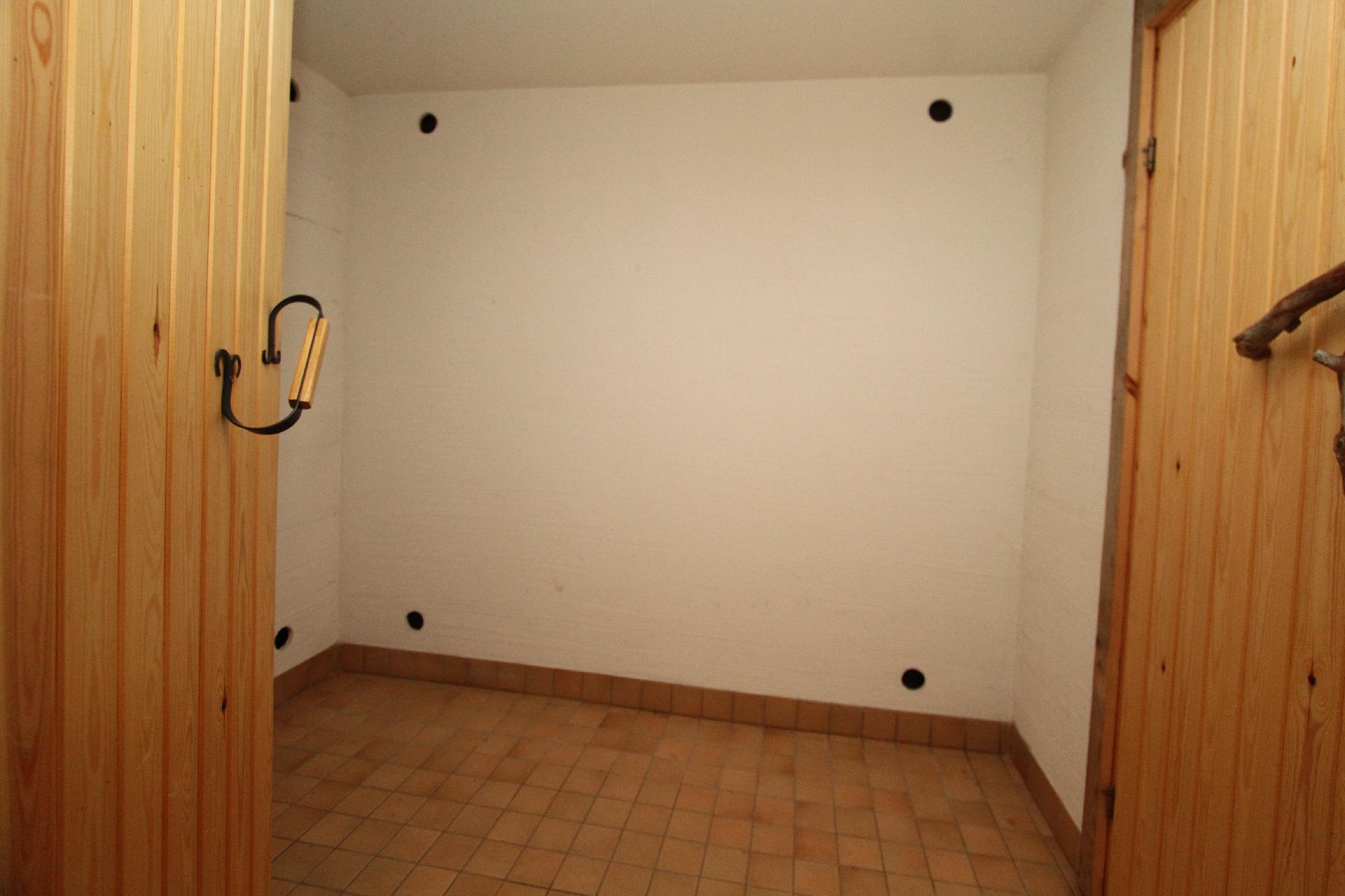 Varstohuone alakerrassa