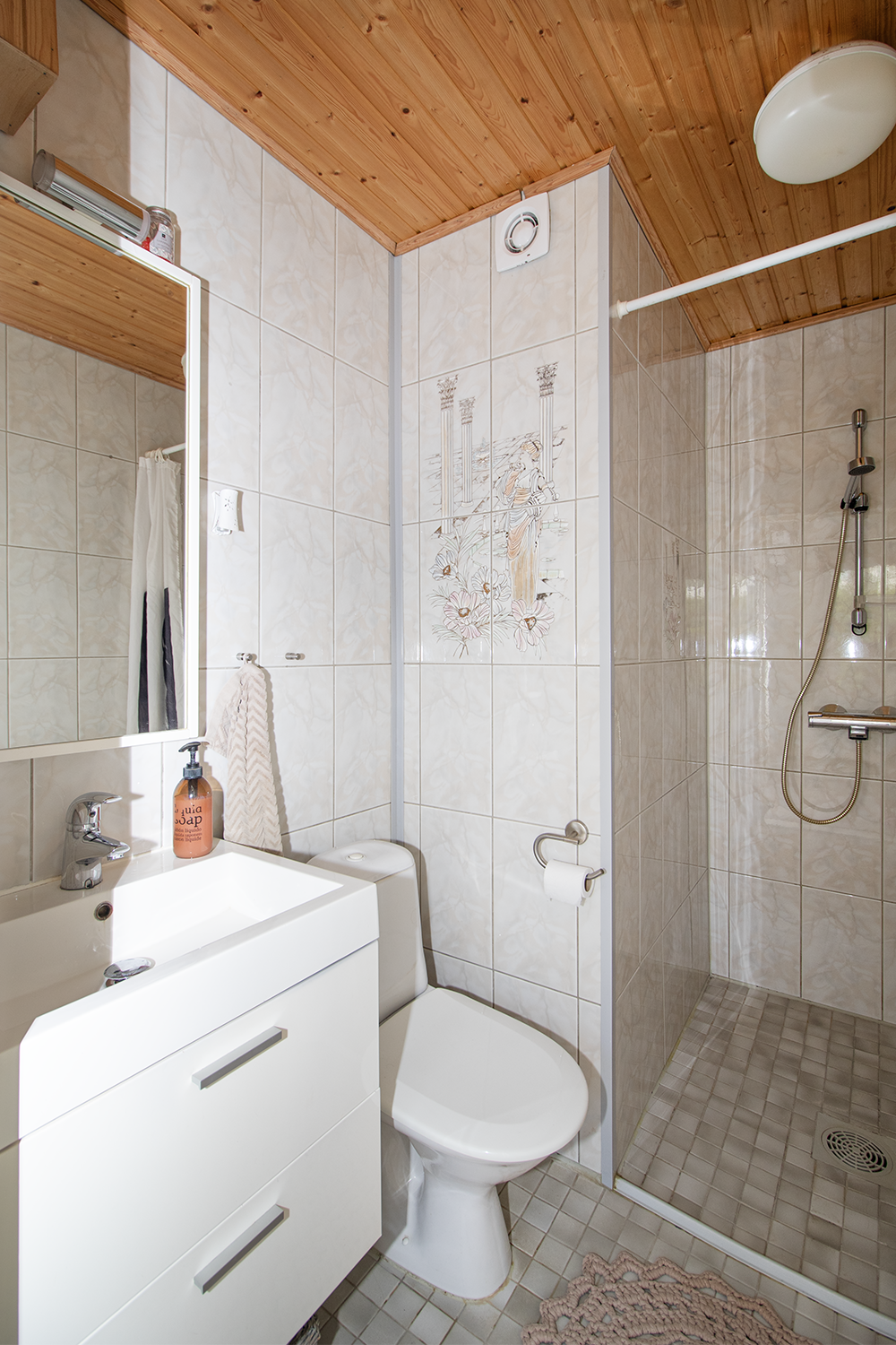 Keskikerroksen kylpyhuone