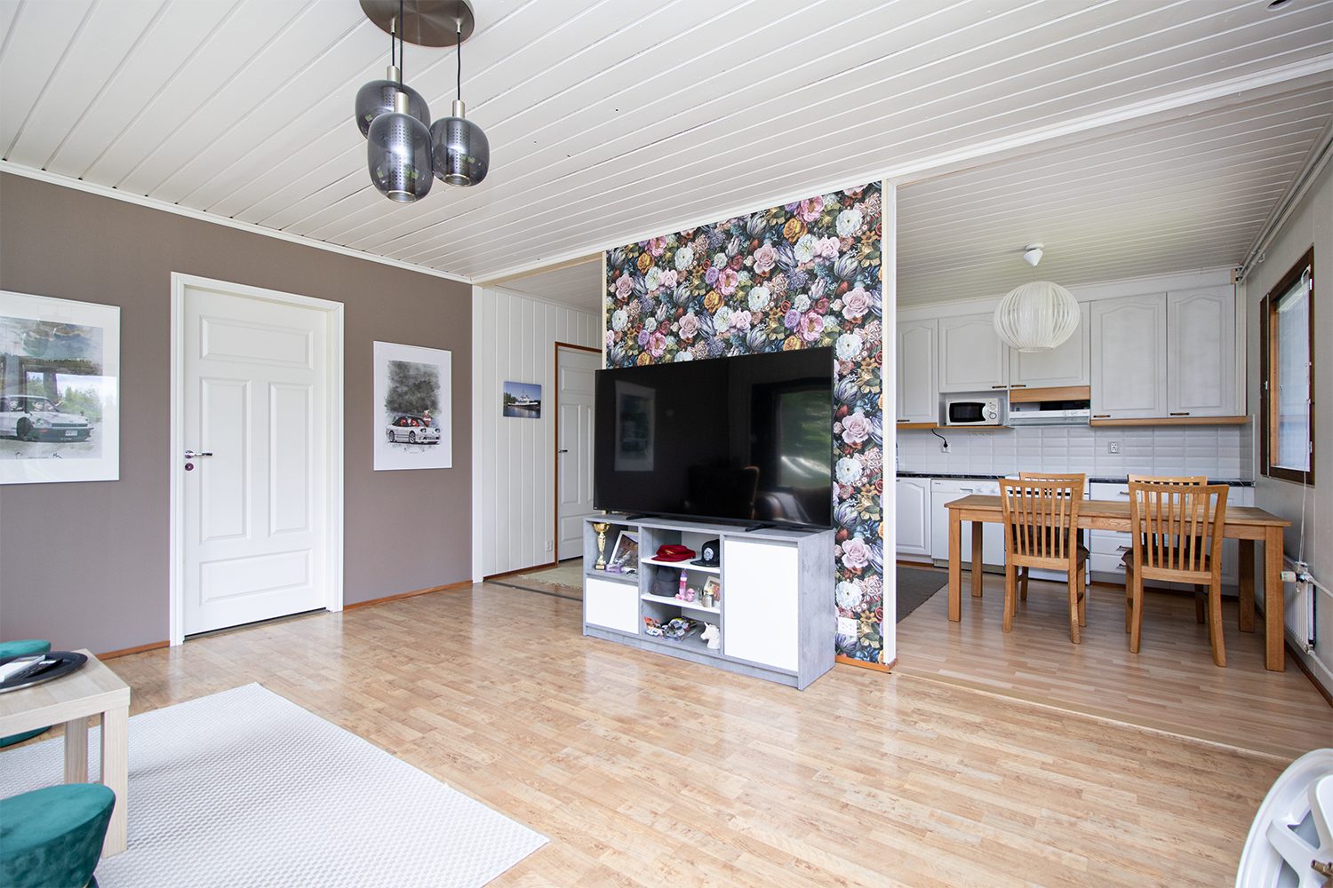 Olohuone ja keittiö yhdistyy toivotustix   