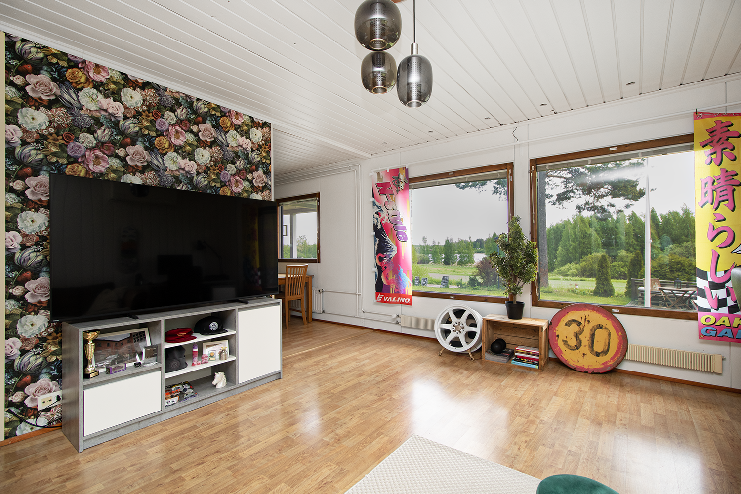 Olohuoneen ikkunasta kauniit maalaismaisemat