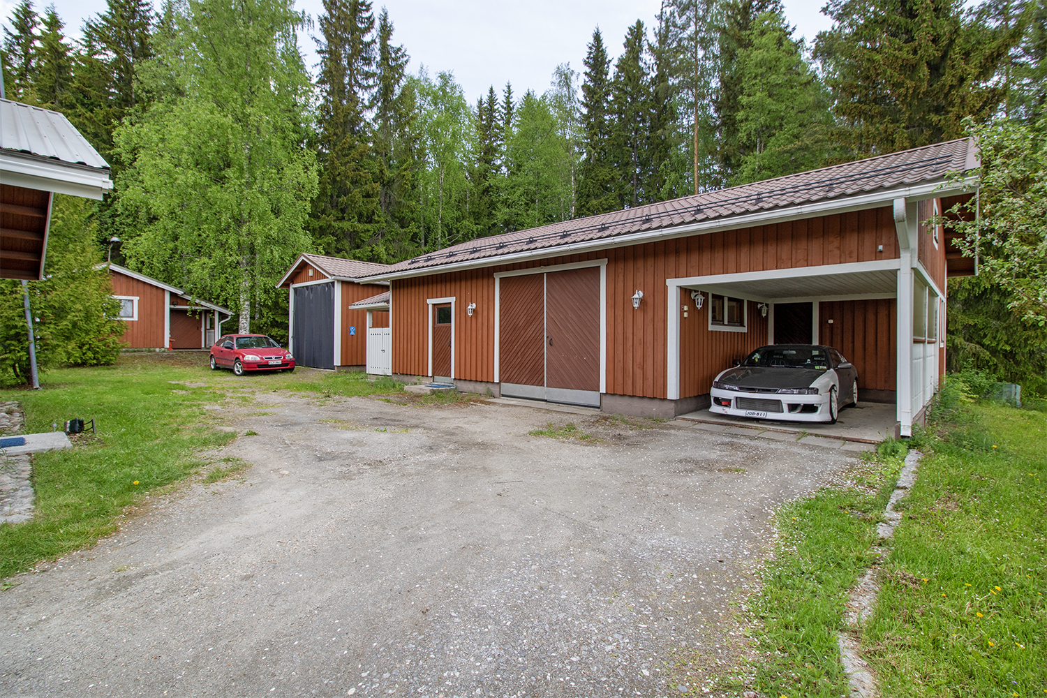 Autotallin yhteydessä myös autokatos