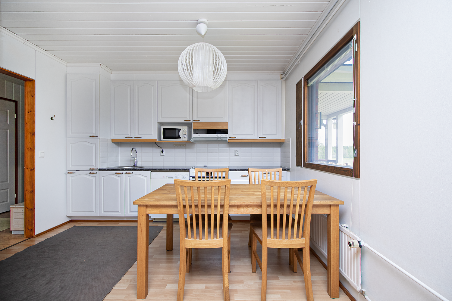 Keittiössä  tilaa isonkin perheen ruokailuryhmälle