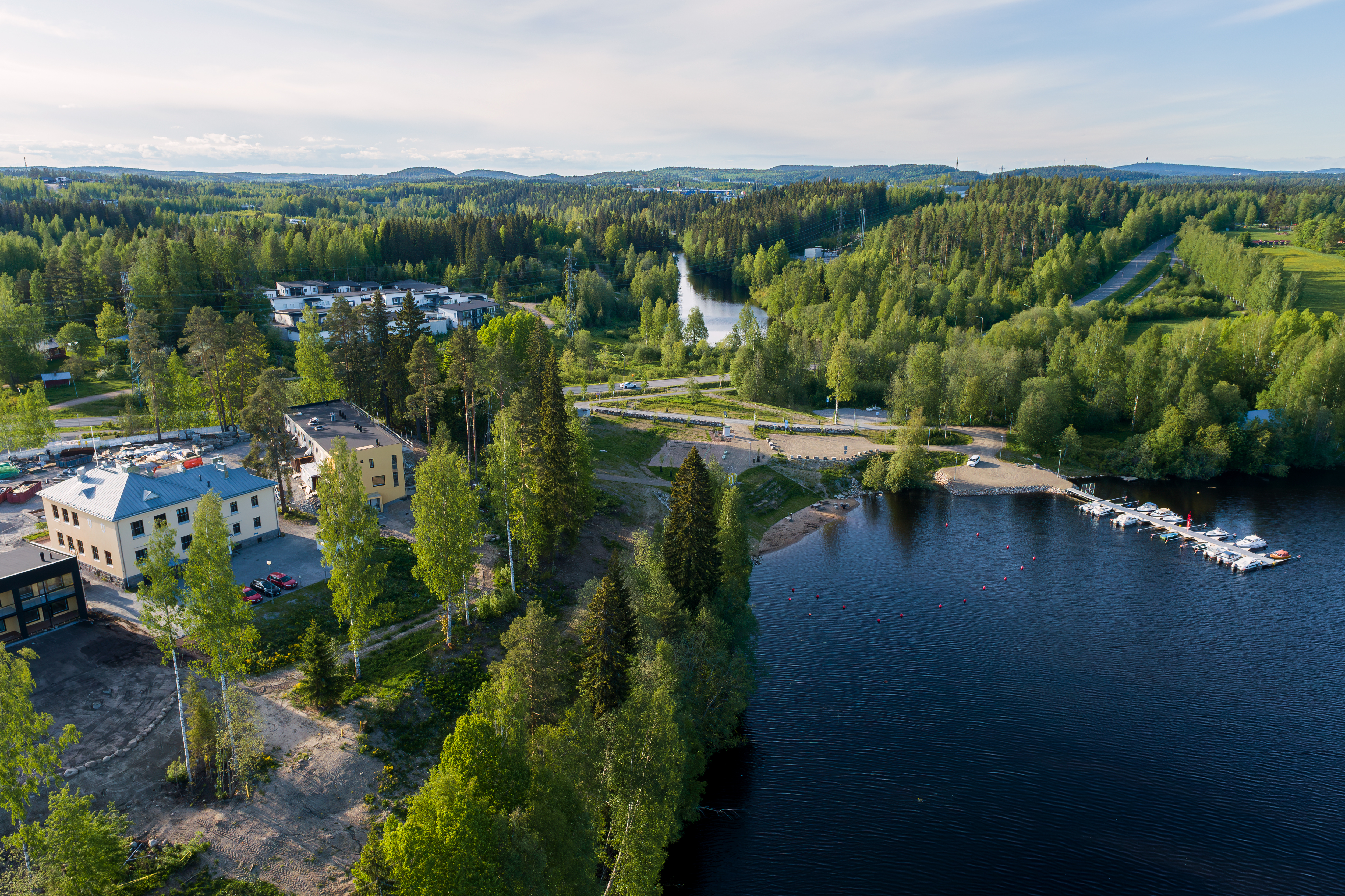 kuva alueesta kesällä - koti todella lähellä rantaa