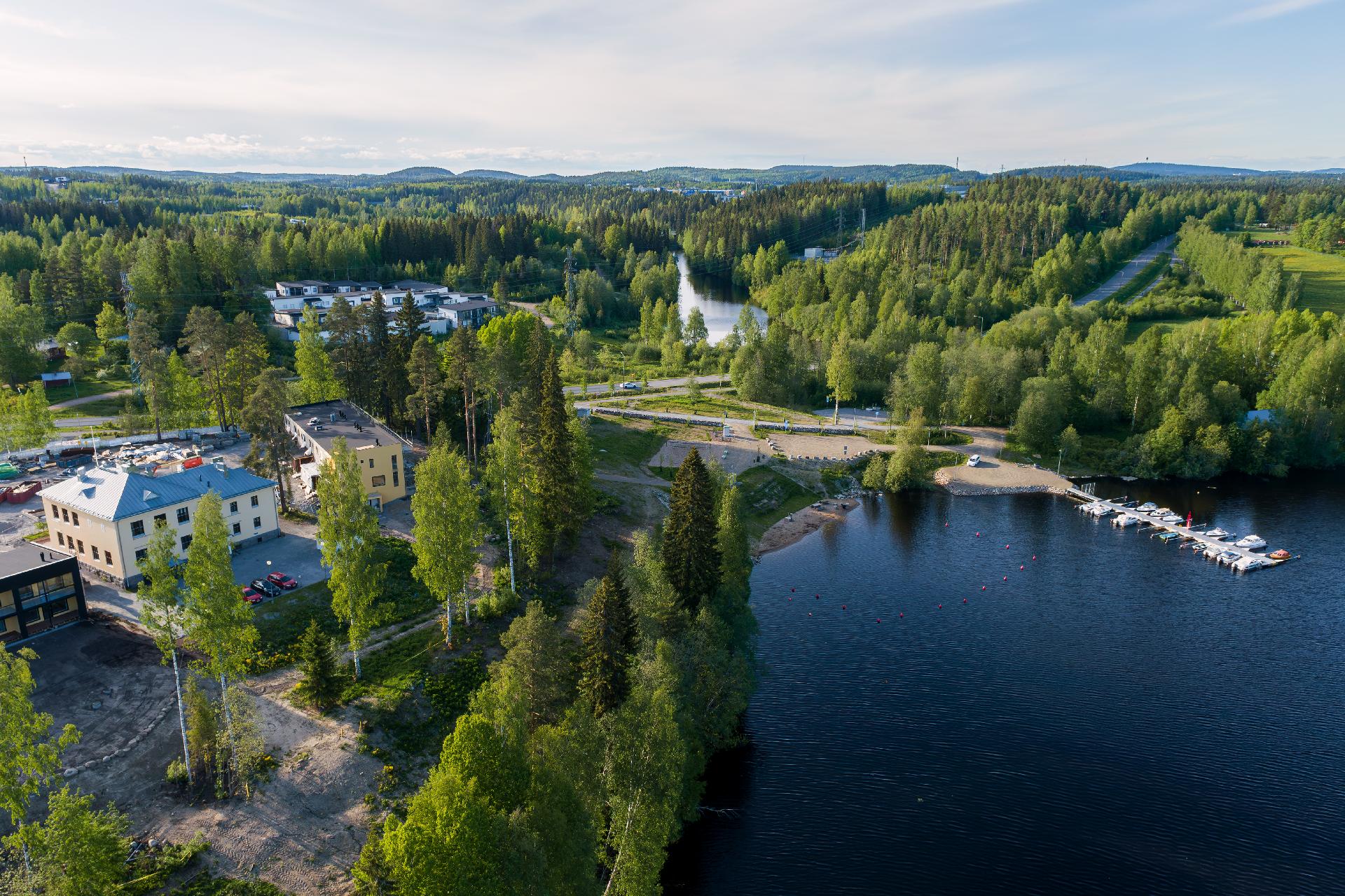 kuva alueesta kesällä - koti todella lähellä rantaa