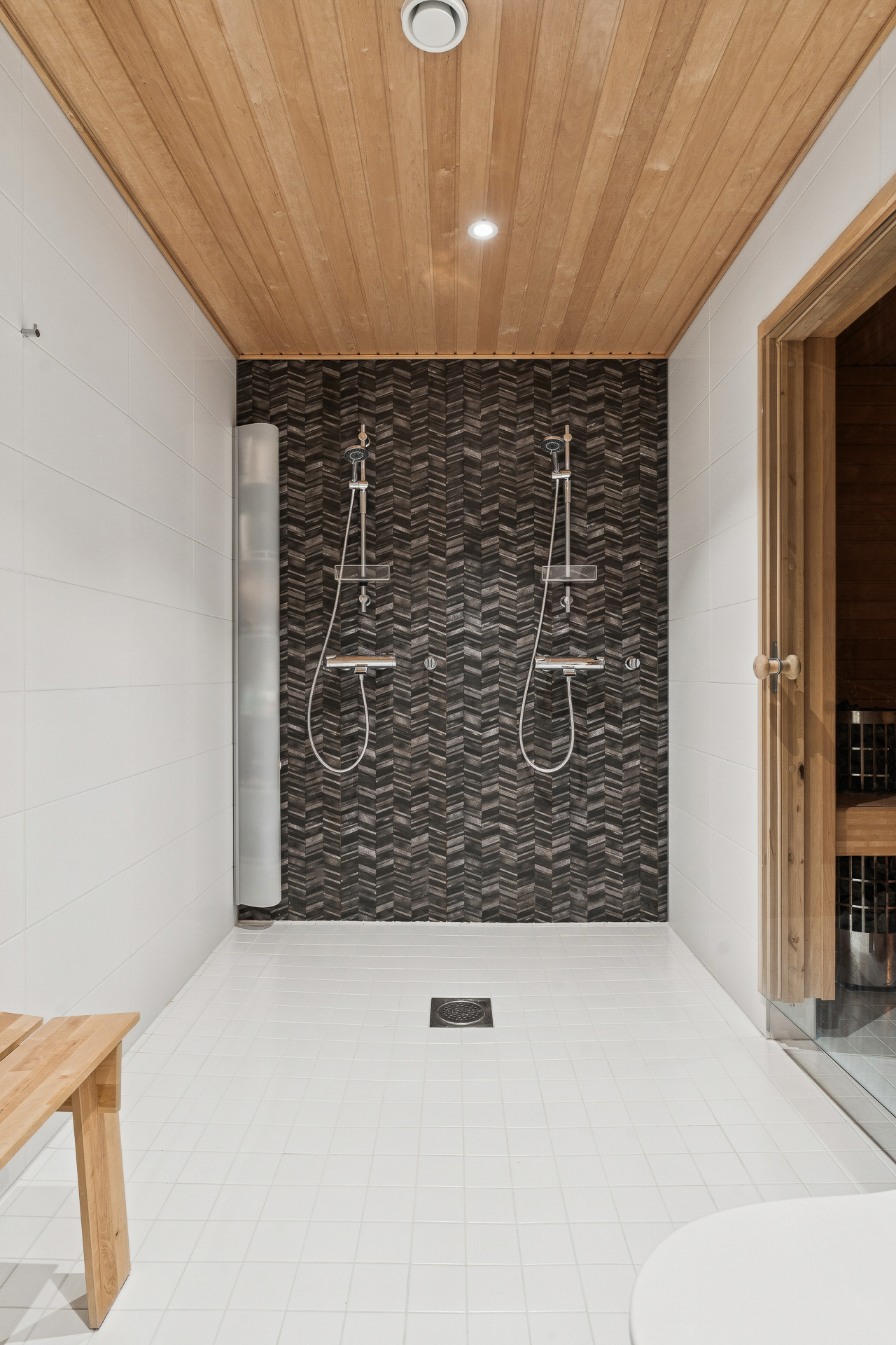 Kylpyhuoneen 2 suihkua