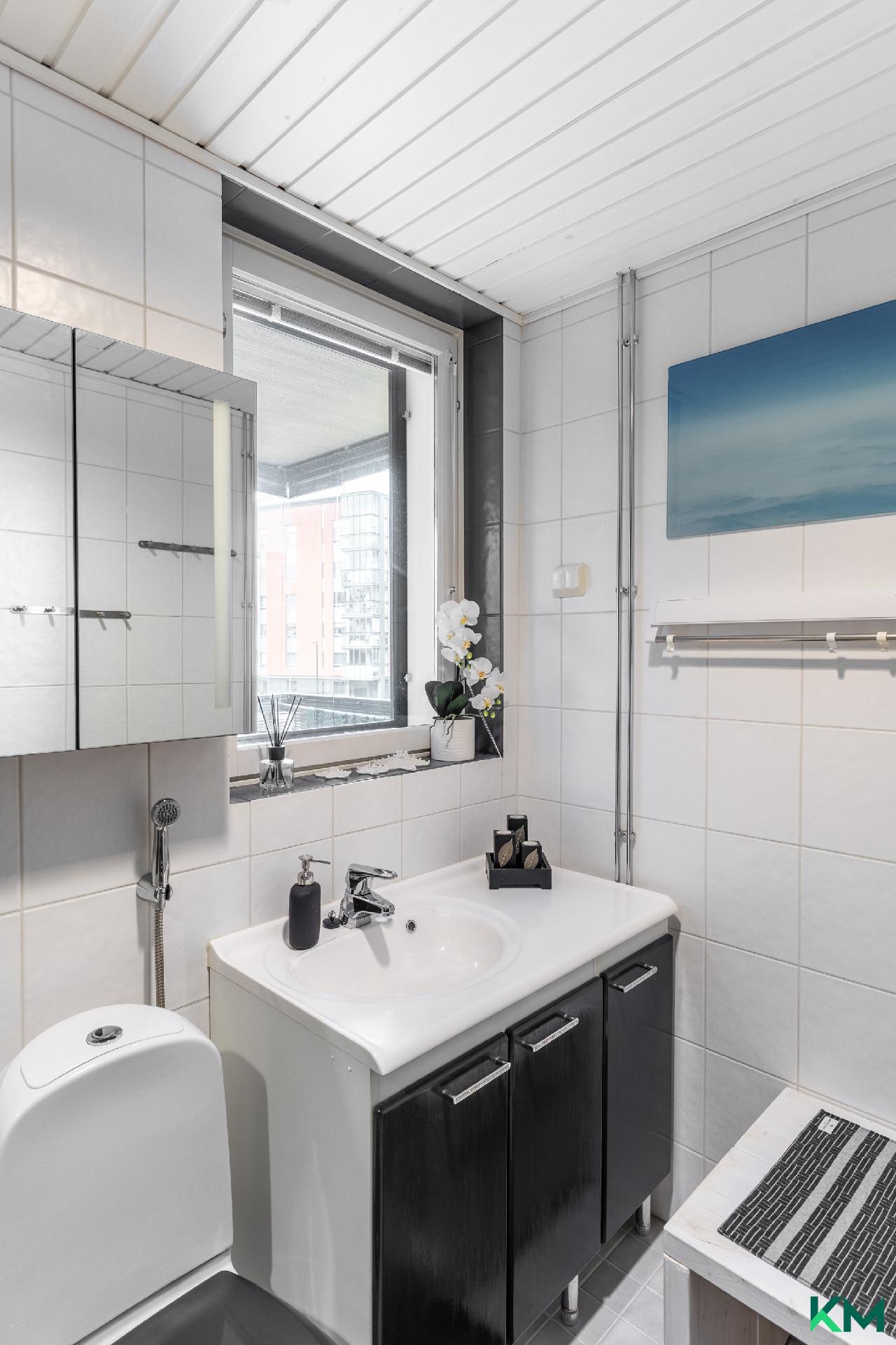 Kylpyhuoneesta on ikkuna parvekkeelle.