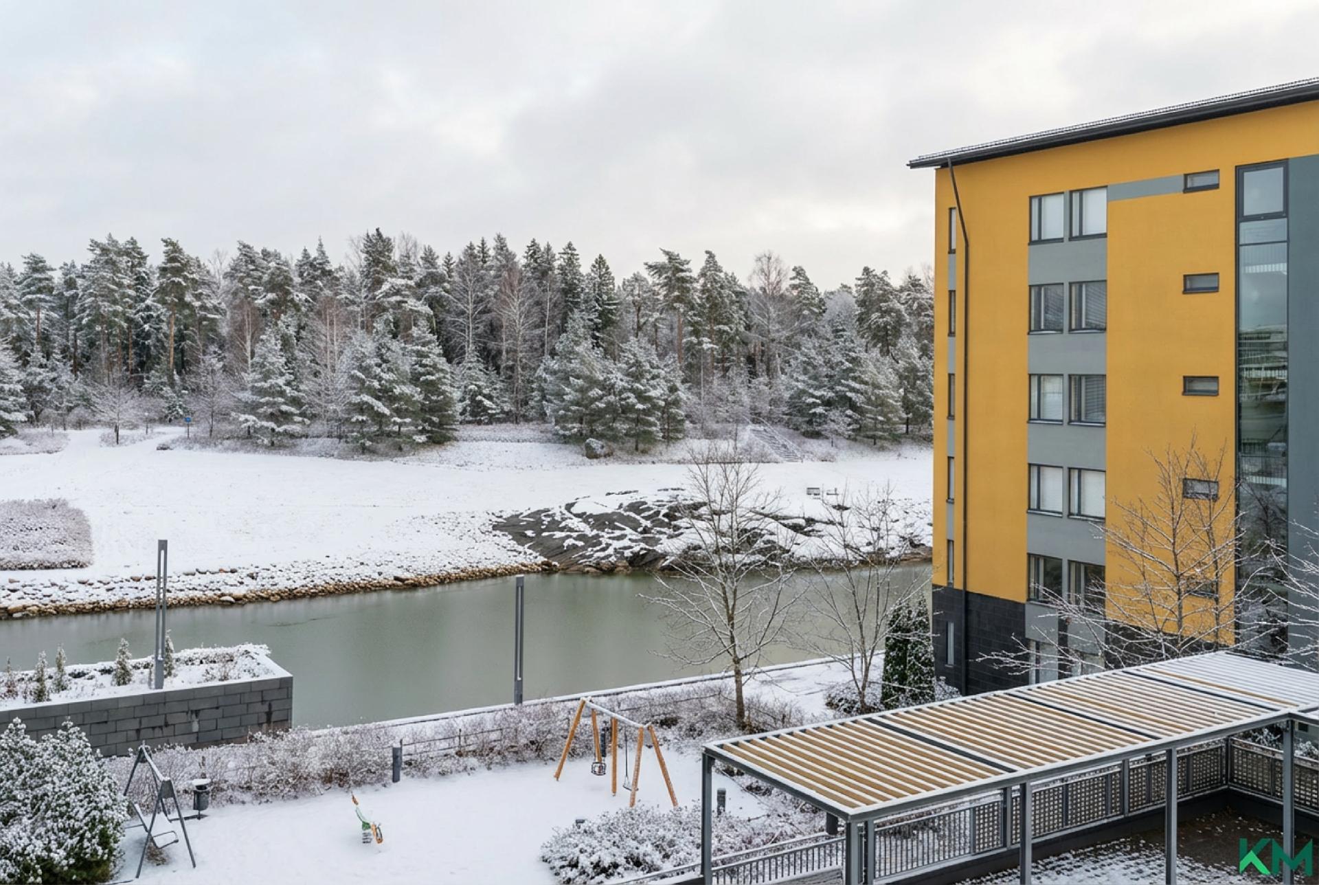 Eteläparvekkeelta upea näkymä Uutelan kanavalle.