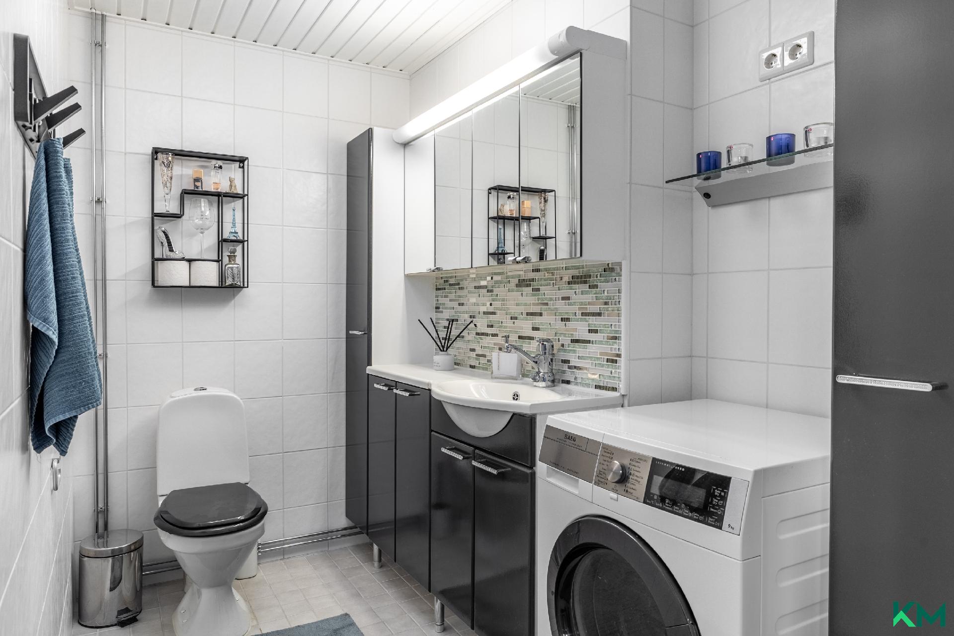 Toinen wc on päämakuuhuoneen vieressä.