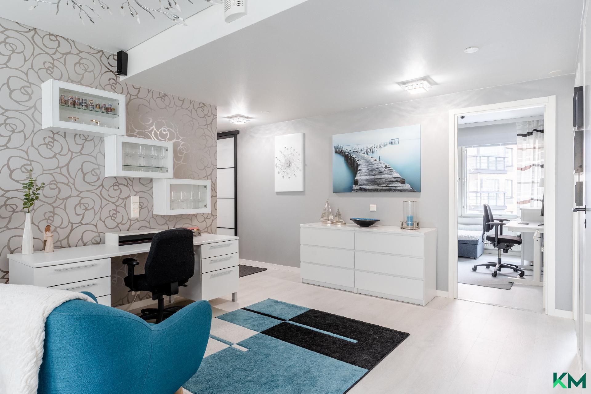 Iso avara olohuone mahdollistaa tilan hyötykäytön.