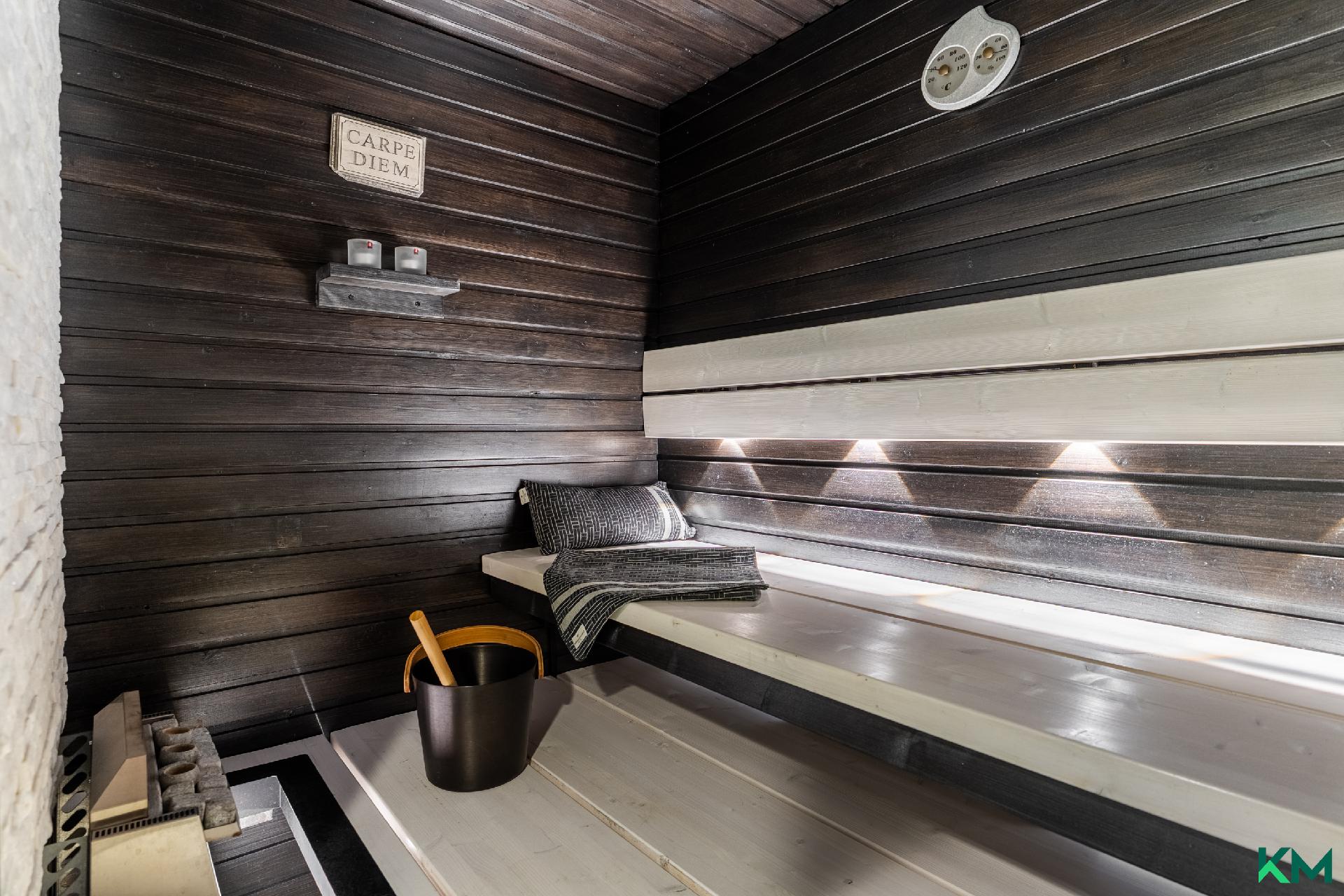 Saunan kruunaa upea valaistus vuolukivikiukaan ja kiviseinän lisäksi.