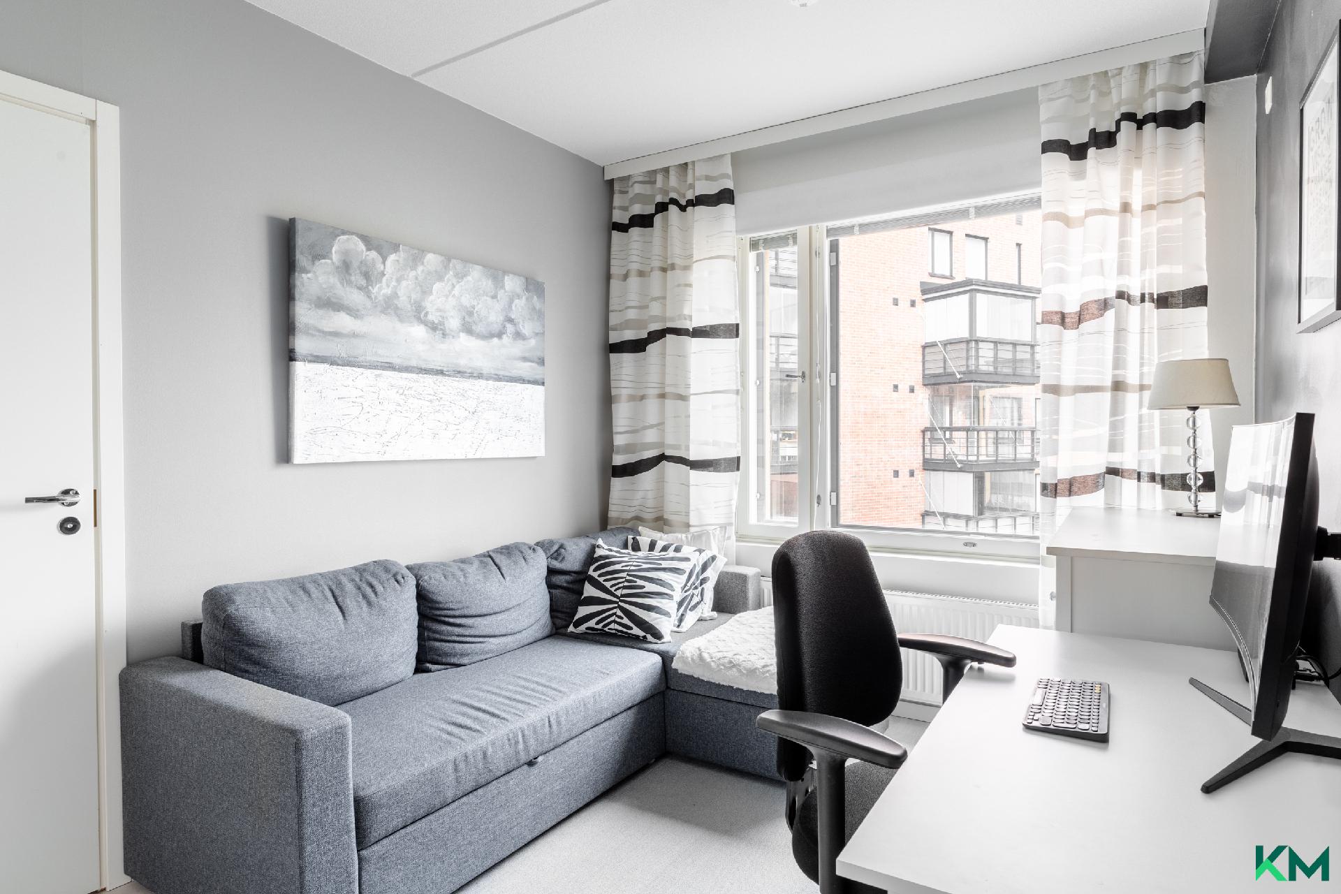 Pienemmässä huoneessa on vaatehuone.