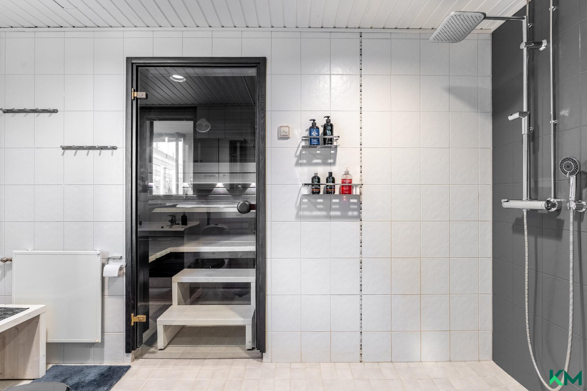 Tilavassa kylpyhuoneessa on kaksi sadesuihkua.