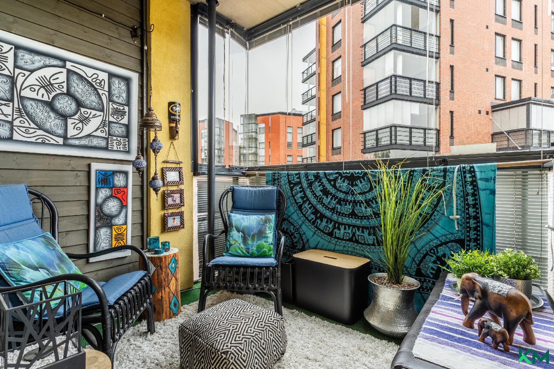 Vilvoitteluparvekkeella on myös sälekaihtimet. 