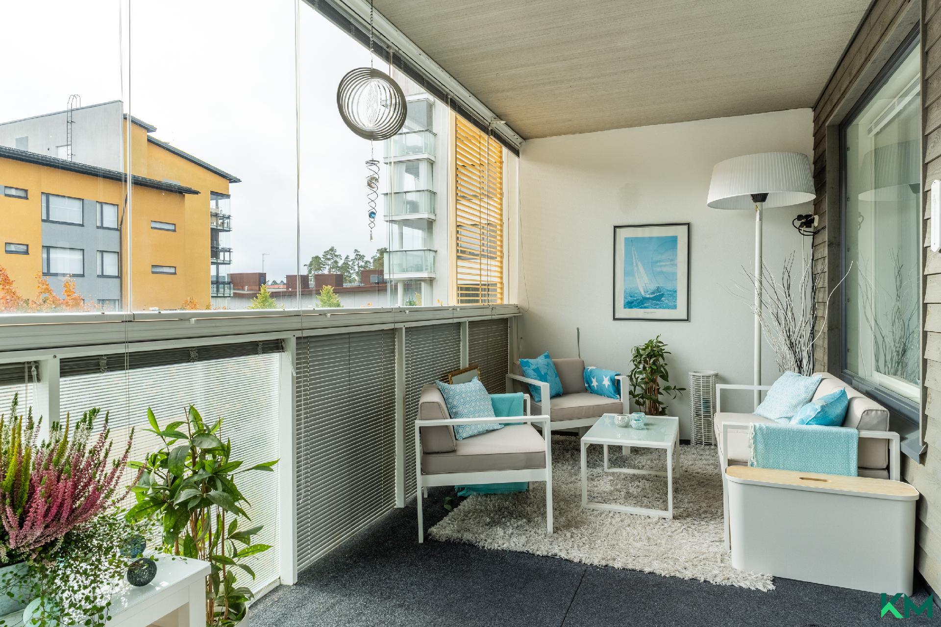 Tilavalla parvekkeella on myös sälekaihtimet.