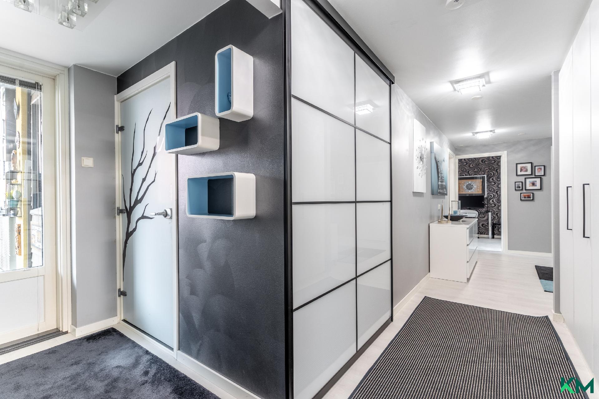 Saunaosaston saa suljettua omaksi rauhalliseksi tilaksi liukuovella. 