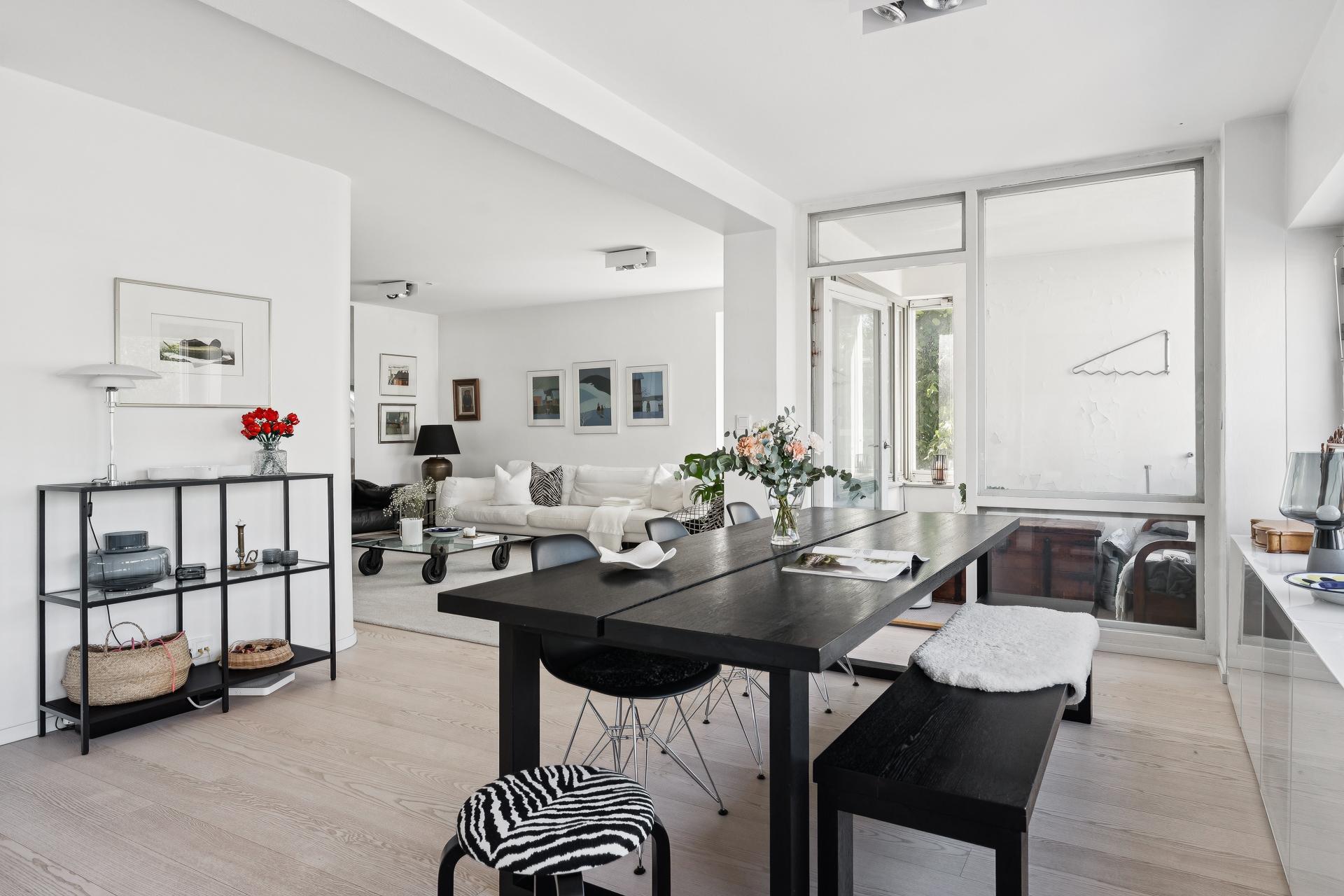 Ruokatila avautuu olohuoneeseen