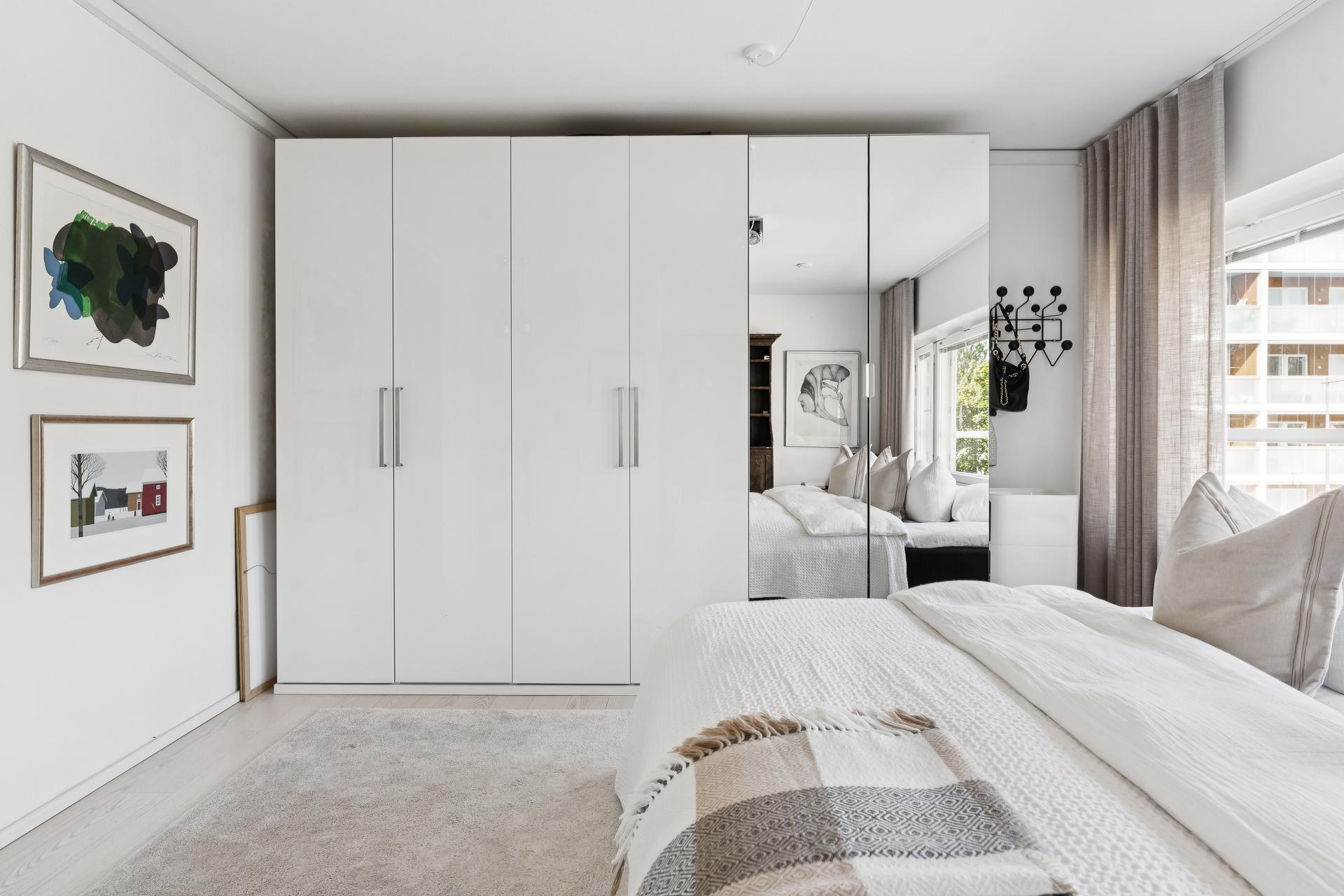 Päämakuuhuoneessa kaapistot