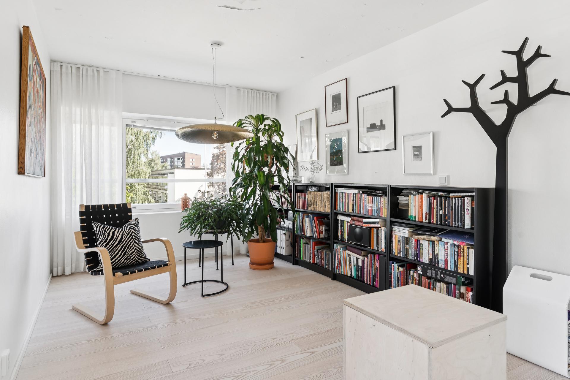 Kirjasto (makuuhuone 3)