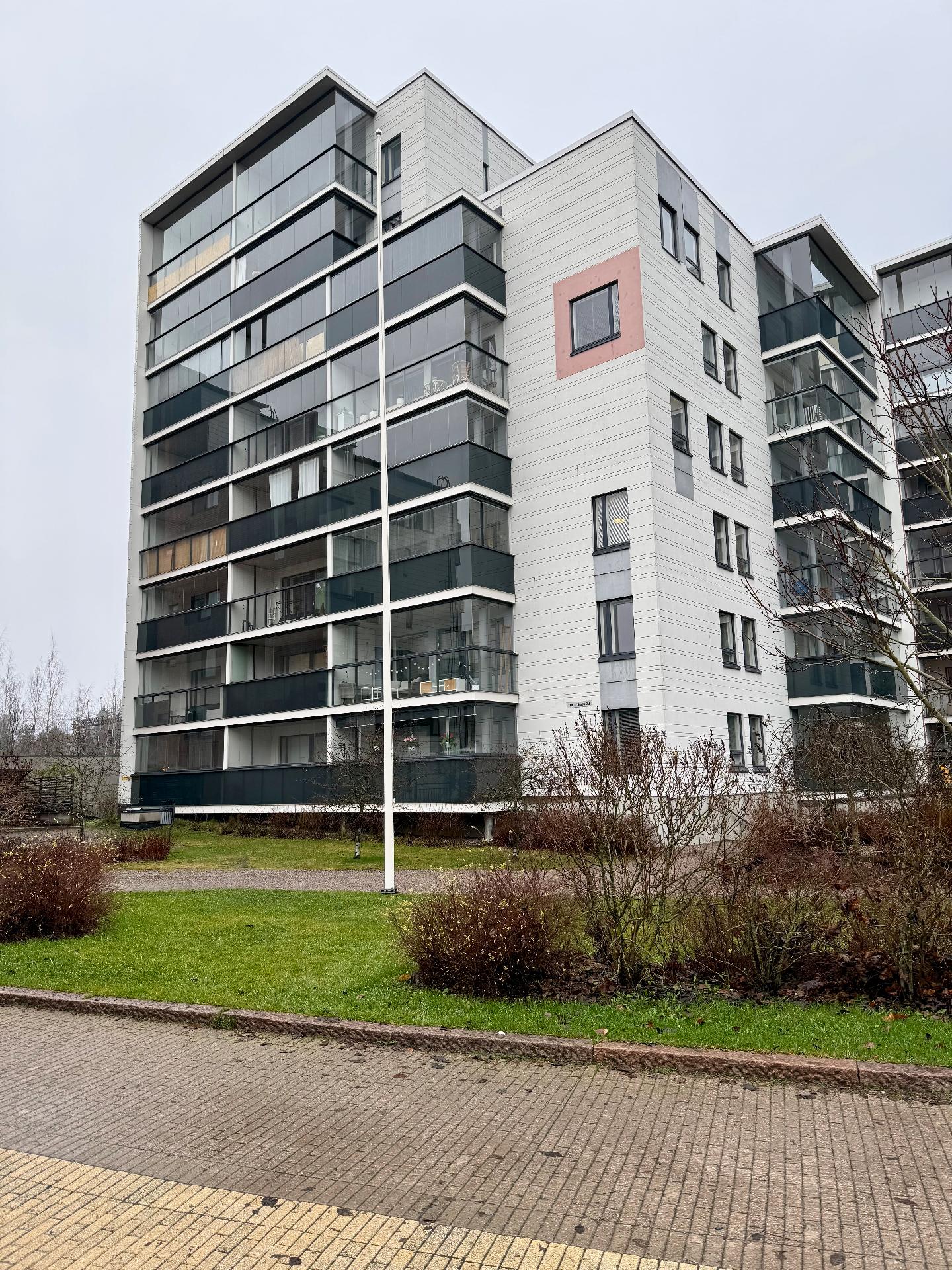 Huoneisto on ylimmässä kerroksessa