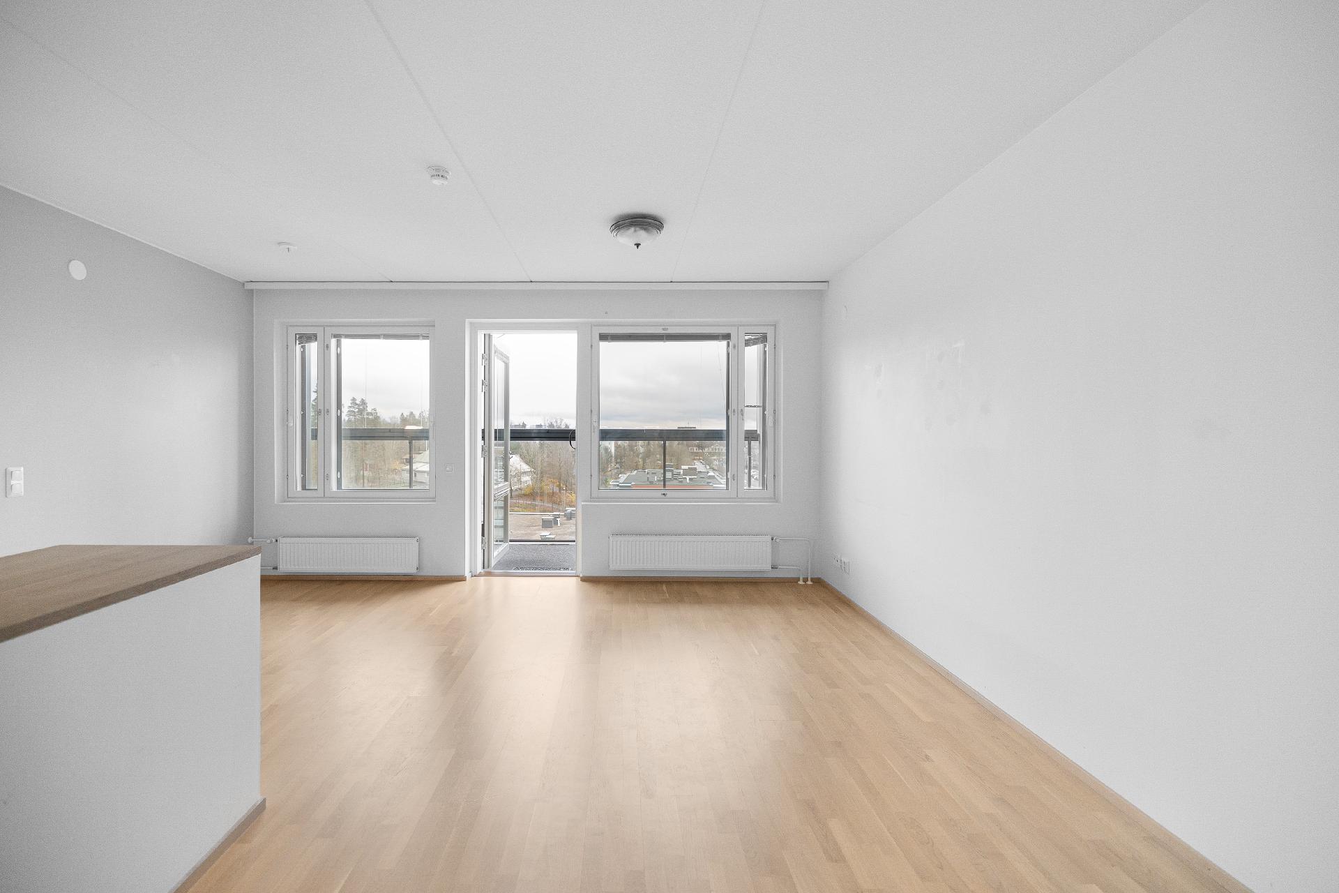 Lattia on tammiparkettia